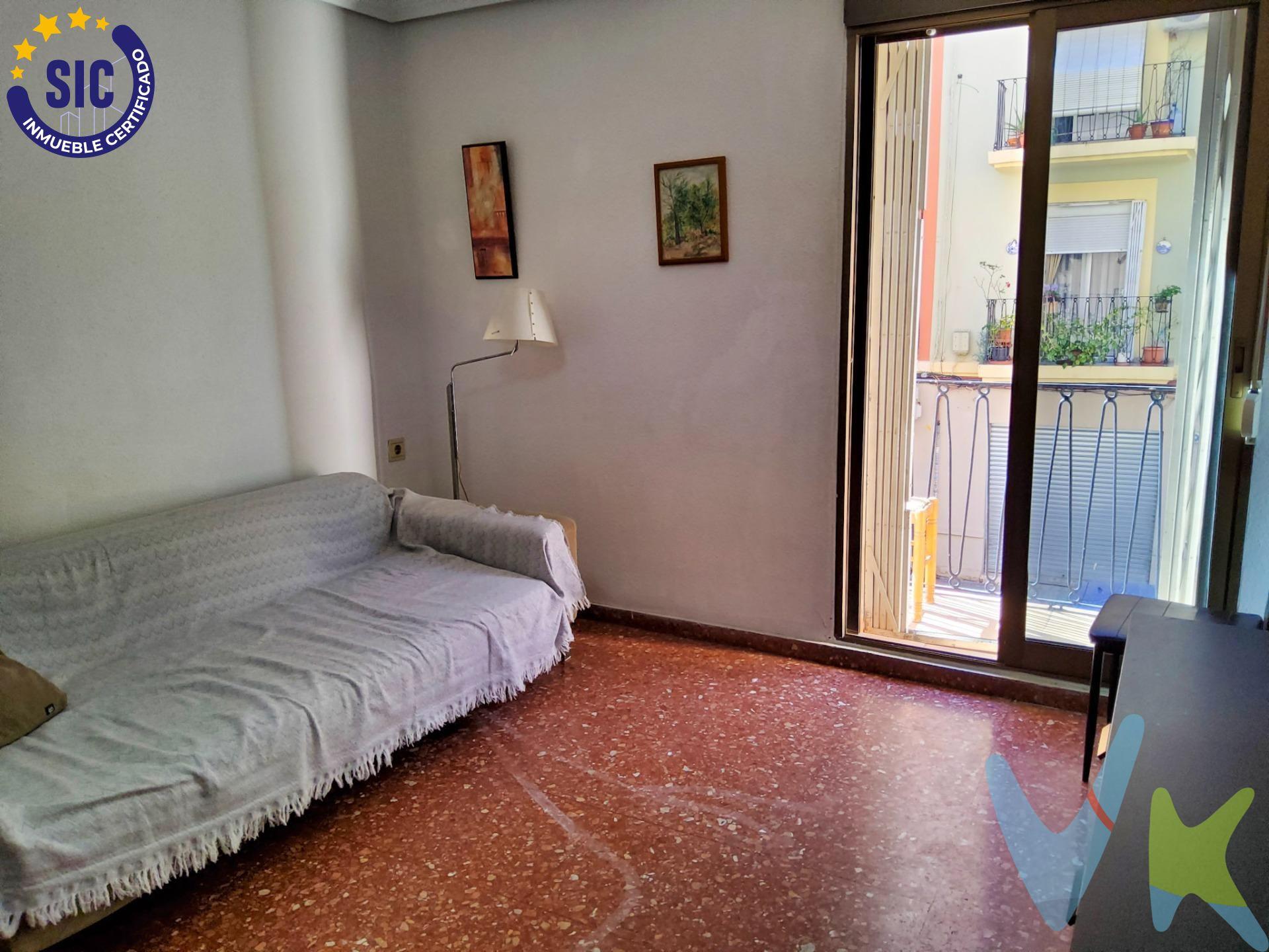 ¡Oportunidad única! Se vende magnífica vivienda junto a la AVENIDA NOU DE OCTUBRE, en una ubicación inmejorable. Piso en venta en Soternes, València. Este cómodo piso cuenta con dos dormitorios, un baño, y se encuentra en perfectas condiciones, listo para entrar a vivir sin necesidad de reformas. El piso necesita reformas puntuales, como actualizar el cuadro de luz y en la cocina, azulejos y puertas. Su excelente ubicación lo convierte en una opción ideal para aquellos que buscan comodidad y calidad. La propiedad se encuentra a pocos pasos de la parada de METRO NOU DE OCTUBRE, con múltiples opciones de transporte público, como diversas paradas de autobús, lo que facilita la movilidad. Además, está a solo dos calles de MISLATA, lo que ofrece aún más ventajas en cuanto a servicios y accesibilidad. A escasos minutos del HOSPITAL GENERAL y rodeado de zonas verdes como el PARQUE DEL OESTE, disfrutarás de un entorno tranquilo y saludable, sin renunciar a la proximidad de todos los servicios necesarios. ¡No dejes pasar esta oportunidad! Contáctanos para agendar tu visita. ¡Te Esperamos!. La descripción del presente inmueble e imágenes tienen mero carácter informativo y en ningún caso carácter contractual, pudiendo ser modificados por la inmobiliaria comercializadora sin que ello implique responsabilidad alguna frente a terceros. En el precio de venta a público, esta propiedad NO incluye los gastos de adquisición (Notario, registro, gestión, honorarios, etc…). 