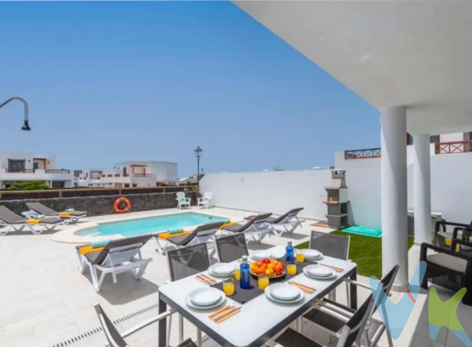 Descubre esta acogedora villa en el exclusivo residencial Varadero. Decorada con mucho gusto y lista para entrar a vivir o continuar con el exitoso negocio de alquiler vacacional que ya tiene en marcha. La propiedad se distribuye en dos plantas:.  *En la planta superior, encontrarás dos dormitorios, un baño y la joya de la corona: una terraza que te regalará amaneceres y atardeceres inolvidables con el mar de fondo.  * La planta baja se convierte en el corazón de la casa, con un dormitorio adicional, una moderna cocina-salón y un espacio exterior ideal para el relax: una terraza con porche y una refrescante piscina privada. Además, cuenta con aparcamiento propio y toda la documentación en regla: licencia vacacional y Código Registral Único. Esta es la oportunidad perfecta para invertir en una propiedad que combina confort, vistas espectaculares y un alto potencial de rentabilidad. *Visitas a la propiedad*: Todos los interesados en ver la propiedad deberán presentar un documento de identificación válido, como DNI, NIE o pasaporte, antes de la visita. Además, se requerirá que firmen una hoja de visita al ingresar a la propiedad. INFORMACION ADICIONAL:. - El uso de la propiedad estará siempre sujeto a la legislación vigente. - El precio de venta no incluye impuestos ni gastos de compraventa, como el Impuesto de Transmisiones Patrimoniales (6.5% o 1% en el caso de primera transmisión más IGIC correspondiente en este último caso), honorarios del Registro de la Propiedad, notaría y gestoría. - La información sobre la propiedad está sujeta a posibles errores y cambios involuntarios.  . 