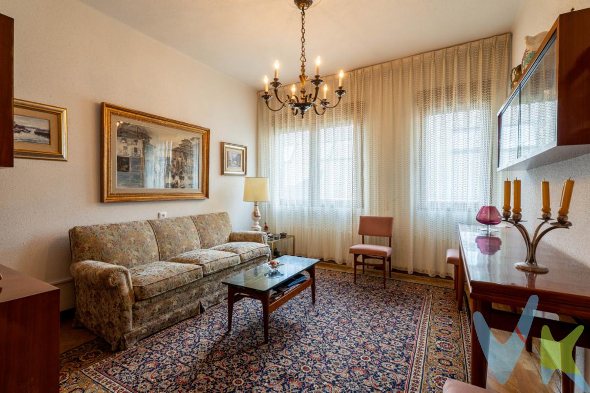 Vivir en el centro de Gijón es un privilegio, y más aún cuando puedes hacerlo en una vivienda tan versátil como esta. Situada en Calle Padilla, a un paso de los lugares más emblemáticas de la ciudad como la calle Corrida, la calle Los Moros, el Paseo de Begoña, la Plaza 6 de Agosto o la playa de San Lorenzo, esta propiedad te sitúa en el corazón de la ciudad, con todos los servicios, comercios, ocio ... y el mar.La vivienda cuenta con 4 dormitorios, salón, cocina independiente y 2 baños y se encuentra distribuida de forma práctica y con estancias tanto exteriores a la propia calle, como a patio de luces y a patio de manzana. Las orientaciones Este y Oeste de la mayoría de ellas te harán disfrutar de luz natural y sol durante todo el día.Además gracias a su distribución permite una reforma flexible: puedes abrir espacios, unir estancias y crear ambientes amplios, modernos y llenos de vida, siendo ideal para quienes valoran una ubicación céntrica y vibrante sin renunciar a espacio ni posibilidades, ya sea como residencia habitual, inversión o segunda vivienda.Por si todo esto fuese poco, también se incluye una buena plaza de garaje situada en la Plaza Europa con entrada por Avenida de la Costa Nº 7, uno de los lugares más demandados de la ciudad en lo relativo al aparcamiento.No lo dudes más y llámanos, estaremos encantados de acompañarte a conocer el hogar de tus sueños.En el precio publicitado no se incluyen los Impuestos de Transmisiones Patrimoniales ni los Gastos de Notaria y Registro.