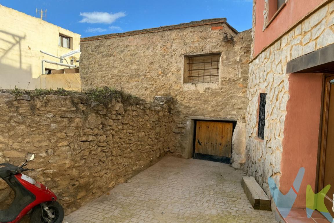 Te presentamos esta propiedad con encanto en Jérica, perfecto para quienes buscan un pequeño refugio rústico o un espacio con esencia tradicional. Ubicado en una zona tranquila del pueblo, este pajar mantiene el encanto de las construcciones tradicionales y ofrece la posibilidad de adaptarlo a tus necesidades, respetando siempre su naturaleza rústica.  Jérica es un pueblo lleno de encanto, rodeado de naturaleza y con un ambiente cercano y relajado, perfecto para desconectar del ritmo diario. A 65km de Valencia y a 73km de Castellón, además cuenta con parada de de Cercanías RENFE Línea C-5. Si deseas más información o te gustaría visitarlo, estaremos encantados de acompañarte.¿Te gustaría enterarte en primicia de nuestros inmuebles en alquiler y venta? En VIVEKU.ES los publicamos con unos días de antelación.Contamos con 30 años de experiencia acreditada y nuestro objetivo es garantizarle un servicio de compra humano, ético, de calidad, fácil y seguro. Nuestro equipo lo integran agentes con la titulación AIR (Agente Inmobiliario Registrado) y Agentes Certificadores de la categoría Premium en certificación de inmuebles y debidamente registrados en el Registro de Agentes de Intermediación de la CV (RAICV 0743). Consulte en nuestras reseñas de Google lo que opinan los clientes que ya han trabajado con nosotros.El precio NO incluye: Impuestos, gastos de Notaría, registro y honorarios de inmobiliaria.   