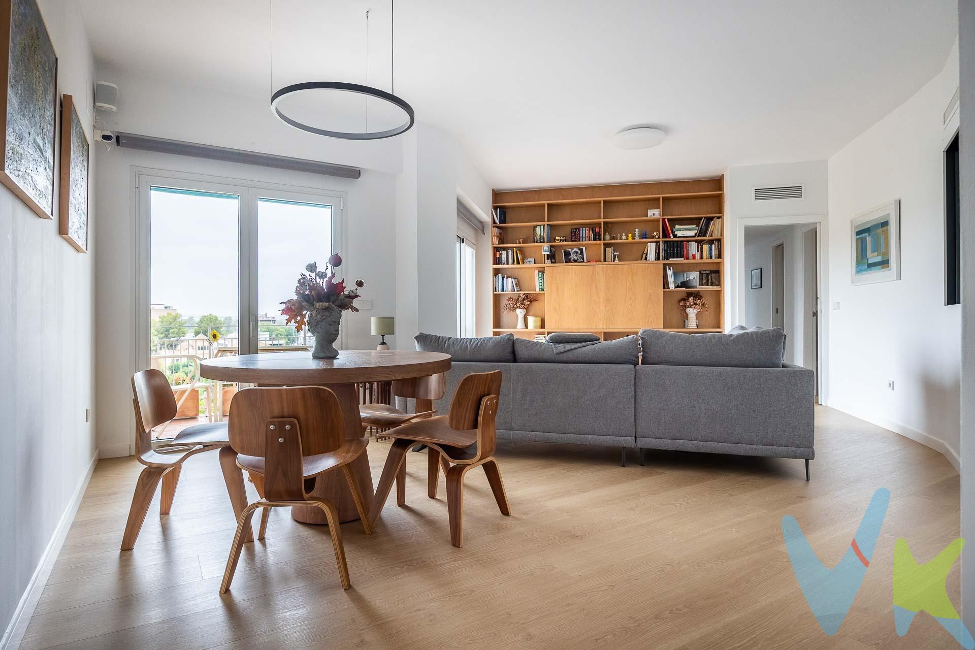 Esta exclusiva vivienda en Manuel Siurot ha sido transformada mediante una reforma integral donde cada detalle ha sido pensado para ofrecer máximo confort, eficiencia y estética. Una propiedad única en la zona, ideal para quienes buscan calidad real y un hogar listo para entrar a vivir. Destaca por su luminosidad y ventilación cruzada. Calidades y equipamiento:. *Aislamiento superior: doble pladur con aislante acústico y térmico, garantizando silencio y eficiencia energética. *Suelos laminados de alta resistencia. *Ventanas de aluminio climalit con excelente hermeticidad. *Persianas y toldo motorizado. *Climatización central zonificada con Airzone, controlable a distancia. *Iluminación de diseño en toda la vivienda. Distribución:. *Gran salón-comedor con mueble de madera de haya, amplio, luminoso y perfecto para crear diferentes ambientes. *Gran terraza con vistas muy despejadas, ideal para disfrutar del exterior con privacidad. *Tres habitaciones equipadas con armarios empotrados. *Dos baños completos, reformados con materiales de primera calidad. *Cocina semiabierta al salón, equipada con muebles alemanes, electrodomésticos de alta gama, vinoteca y estupenda despensa. *Lavadero independiente. La urbanización ofrece espacios perfectos para familias y actividades al aire libre:. *Parque infantil. *Campo de fútbol. *Pista de baloncesto. Dispone de trastero y aparcamiento en superficie. La vivienda está perfectamente comunicada con transporte público, supermercados, restauración, hospitales, rodeada de colegios ( Adoratrices, La compañía de María). En cumplimiento de las obligaciones de información previstas en la Ley 10/2025, de 28 de diciembre, de servicios de atención a la clientela y transparencia, así como en la normativa sectorial vigente, el precio indicado no incluye los gastos e impuestos inherentes a la adquisición, los cuales se desglosan estimados o con posibilidad de calcularlos a continuación; los gastos más ajustados serán dados en el D. I. A. en la visita a inmuebles, o antes. *Gastos de Notaría: La Minuta se calculará según al arancel notarial oficial: Anexo I, del Real Decreto 1426/1989, de 17 de noviembre. *Gastos de Registro de la Propiedad: La inscripción se facturará según el arancel oficial: ANEXO I, del Real Decreto 1427/1989, de 17 de noviembre. *Gastos de Gestión (Gestoría): Los honorarios por la tramitación administrativa, liquidación de impuestos e inscripción registral ascienden de forma estimativa a [363 € aprox. ] (IVA incluido), aunque depende de cada caso, y su dificultad. *Honorarios Agencia del Vendedor: incluidos en el PVP. *Honorarios comprador: La agencia prestará los servicios de información, asesoramiento y acompañamiento previstos en el Encargo de Servicios y en el D.I.A. Si solicita servicios adicionales o personalizados, sus honorarios serán informados previamente, de forma individualizada y por escrito, conforme a la libertad de pactos y a la normativa vigente.  . *Si necesita Financiación, su banco le informará. *Impuesto sobre Transmisiones Patrimoniales (ITP): Se aplicará el tipo impositivo vigente en Andalucía (generalmente el 7%, sin perjuicio de tipos reducidos del 6%. 3,5%, etc, aplicables según las circunstancias personales del comprador o las características del inmueble). El impuesto se devenga sobre el superior entre: 1. - Valor de Referencia de Catastro; y 2. - Precio de venta. Puede calcular su situación personal en el portal oficial de la A. T. de Andalucía.