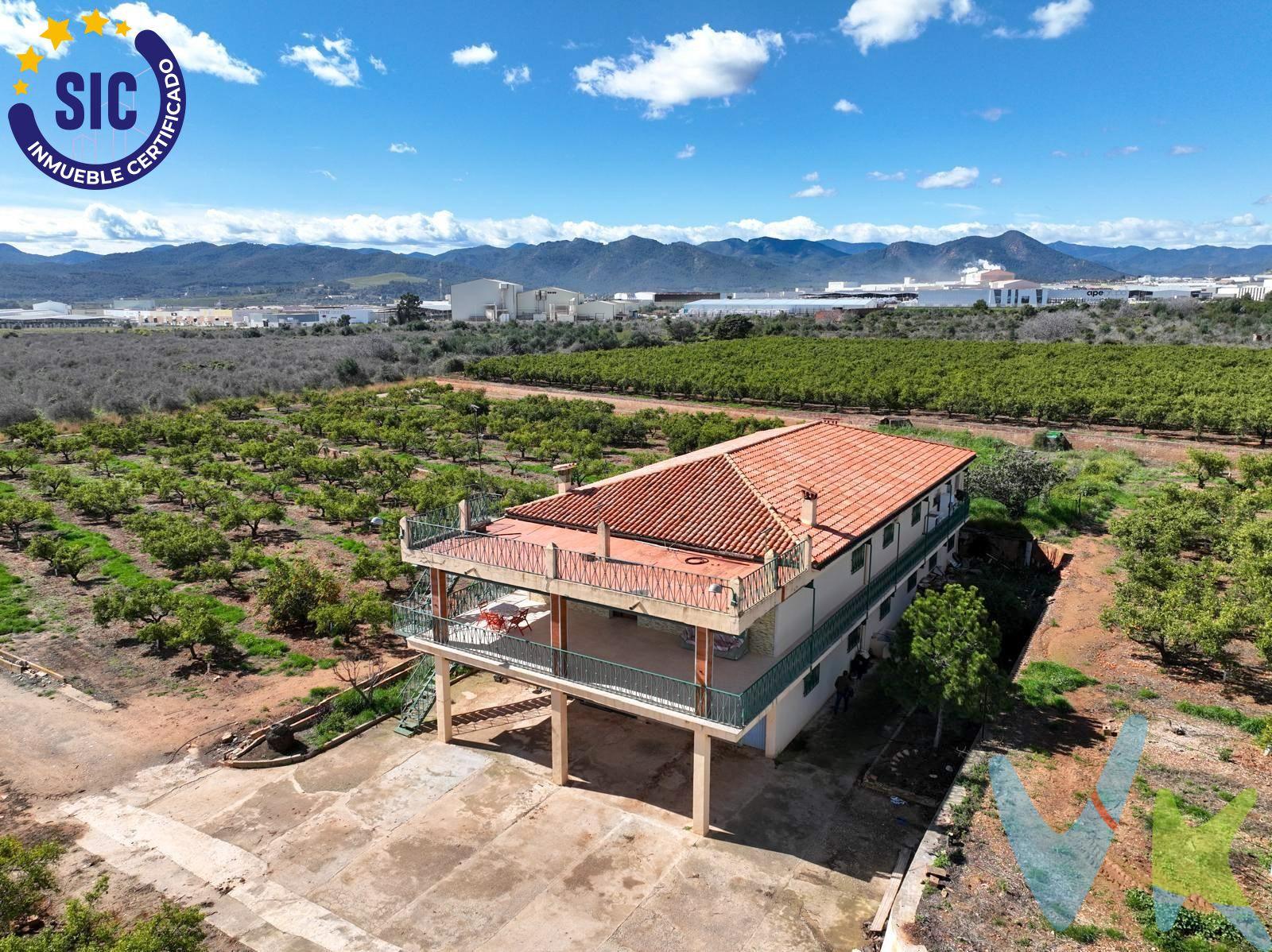 Gran oportunidad en Onda! Vivienda con naranjos en producción  . Si buscas una propiedad con amplios espacios, naturaleza y orientación ideal, esta es tu oportunidad.  . Características principales:. Vivienda de 573 m² sobre una espectacular parcela de 34.918 m² de naranjos en producción.  . Orientación sureste, ideal para disfrutar de luz natural todo el día.  . 7 habitaciones dobles con armarios empotrados.  . 1 baño completo con armario empotrado.  . Amplio salón-comedor y cocina independiente.  . Terraza perfecta para relajarte al aire libre.  . Zona de barbacoa para disfrutar con familia y amigos.  . Almacén para herramientas o maquinaria.  . Aljibe con capacidad de 100.000 litros.  . Dos balsas para riego y almacenamiento de agua.  . Ubicada en un entorno tranquilo y natural, con fácil acceso y gran potencial tanto para vivienda familiar como para inversión agrícola.  . ¡No dejes pasar esta oportunidad!. La descripción del presente inmueble e imágenes tienen mero carácter informativo y en ningún caso carácter contractual, pudiendo ser modificados por la inmobiliaria comercializadora sin que ello implique responsabilidad alguna frente a terceros. En el precio de venta a público, esta propiedad NO incluye los gastos de adquisición (Notario, registro, gestión, honorarios, etc…).