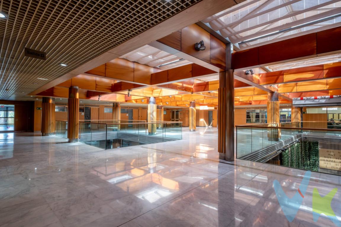 ¿Cuántas veces has soñado con decir: «Nuestras oficinas están en Plaza de España»? La ubicación de tu empresa no es solo una dirección; es tu mejor carta de presentación. Te presentamos una oportunidad única: una oficina premium en venta en Puerta Cinegia, el corazón latente del éxito empresarial en Zaragoza. Este inmueble se encuentra en perfecto estado, listo para que entres a trabajar mañana mismo. Olvídate de reformas eternas, licencias caóticas y presupuestos imprevistos. Aquí solo tienes que traer tu talento. ¿Por qué este espacio impulsará tu productividad y prestigio?. Ubicación estratégica inmejorable: Situada en el emblemático complejo de Puerta Cinegia, en plena Plaza de España. Tus clientes te encontrarán sin perderse y tu equipo disfrutará de la mejor conexión de transporte de la ciudad. Luz natural e inspiración: Al ser totalmente exterior a la calle Mártires, disfrutarás de una luminosidad excepcional que transformará la jornada laboral en una experiencia agradable y motivadora. Distribución diáfana: Un espacio completamente abierto y flexible. Diseña el layout que mejor se adapte a la cultura de tu empresa (zonas de coworking, salas de reuniones o despachos independientes) sin que las paredes te limiten. Climatización invisible y eficiente: Equipada con calefacción y aire acondicionado por conductos. Confort total en cualquier época del año, de manera uniforme y sin aparatos que rompan la estética de tu oficina. Servicios premium incluidos: El edificio cuenta con servicio de conserje (ideal para la recepción de paquetería y control de visitas) y aseos comunitarios siempre impecables, lo que te ahorra costes de limpieza y mantenimiento privado. Si buscas una inversión inmobiliaria rentable con alta demanda de alquiler en Zaragoza, o el cuartel general definitivo para consolidar tu marca, esta oficina en Puerta Cinegia es la respuesta. Contacta con nosotros hoy mismo para agendar una visita. Las oportunidades en ubicaciones tan exclusivas no suelen esperar. ***  en el precio de alquiler no entran los gastos de los suministros ni la comunidad. Para la venta impuestos no incluidos. A título orientativo, en segundas transmisiones, el comprador abonará: Impuesto sobre Transmisiones Patrimoniales (ITP), tipo general en Aragón al 8% (*). Base de cálculo: mayor valor entre precio de compraventa o valor de referencia catastral. Gastos de Notaría y Registro: Aranceles variables según precio, número de copias y complejidad; cálculo según tarifas normativas. Si se precisa hipoteca: Tasación, condiciones y costes bancarios según entidad elegida por el comprador; así como gastos de gestoría y cualesquiera otros inherentes a la compraventa. No se incluyen otros gastos o tributos que puedan por Ley corresponder al comprador. Operación sujeta a doble mediación. Existen honorarios a cargo del comprador, salvo pacto en contrario, no incluidos en PVP. El consumidor conforme a la normativa vigente podrá solicitar información y documentación adicional relativa al inmueble, sus características, condiciones de la operación y del servicio de mediación en la oficina y/o a través de nuestro teléfono de contacto o mail. La agencia actúa exclusivamente como intermediaria en la compraventa, cuyas condiciones, en todo caso, estarán sujetas a la aceptación expresa del vendedor del inmueble y posterior formalización del contrato. La información suministrada se corresponde con la disponible a la fecha de publicación, pudiendo variar en función de las circunstancias o actualizaciones legales, contractuales y fiscales. Anuncio de carácter meramente informativo. Para una información exhaustiva sobre el funcionamiento, tipos impositivos y bonificaciones del ITP en Aragón, puede consultar el portal oficial de la Agencia Tributaria Autonómica. Tarifas notariales y registrales reguladas en el Anexo I del Real Decreto 1426/1989 y Anexo I del Real Decreto 1427/1989, respectivamente. Anuncio no vinculante, puede contener errores.