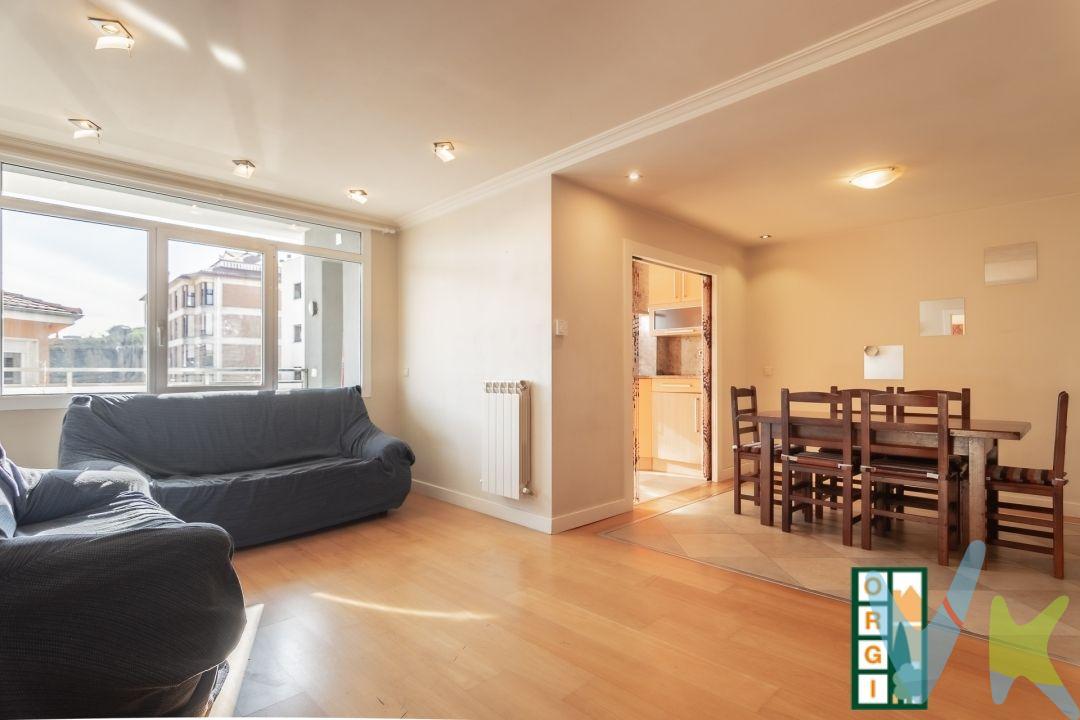 Descubre esta magnífica vivienda en el corazón de Burlada, una oportunidad para quienes buscan amplitud, luz y una ubicación inmejorable.
Situada junto a la Plaza Consistorial, esta vivienda destaca por su extraordinaria luminosidad y su excelente distribución. Cuenta con 3 dormitorios, un amplio salón ideal para disfrutar en familia, una cocina exterior con acceso a balcón y un gran baño que aporta comodidad al día a día.
El inmueble fue reformado hace 20 años y el edificio se rehabilitó en 2020, incorporando fachada ventilada, lo que garantiza un alto nivel de confort y una mayor eficiencia energética.
Rodeada de todos los servicios, instalaciones deportivas y zonas verdes como el paseo fluvial del Arga, esta vivienda ofrece calidad de vida en un entorno privilegiado.
Una opción perfecta tanto como primera residencia como inversión, lista para entrar a vivir. ¡No dejes pasar esta oportunidad!