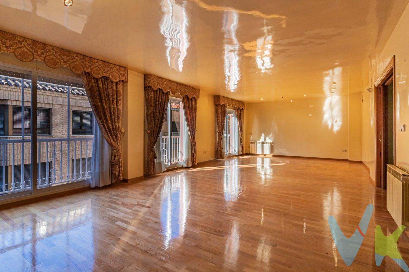 Espectacular ático dúplex ubicado en una de las zonas más céntricas de la ciudad. Con orientación sur, este exclusivo inmueble destaca por su luminosidad y amplias estancias distribuidas en dos plantas. Cuenta con seis dormitorios, tres baños completos, sauna privada, cocina equipada y salón comedor con chimenea. La propiedad incluye también dos plazas de aparcamiento y un trastero en planta sótano del edificio. Su excelente estado de conservación junto a sus acabados premium lo convierten en una verdadera joya dentro del mercado inmobiliario de Castellón. (*) Cláusula de Transparencia y Desglose de Gastos. En cumplimiento de las obligaciones de información previstas en la Ley 10/2025, de 28 de diciembre, de servicios de atención a la clientela y transparencia, así como en la normativa sectorial vigente, se hace constar que el precio indicado no incluye los gastos e impuestos inherentes a la adquisición, los cuales se desglosan a continuación:. - Impuesto sobre Transmisiones Patrimoniales (ITP): Se aplicará el tipo impositivo vigente en la Comunidad Valenciana, generalmente el 10%, sin perjuicio de tipos reducidos aplicables según las circunstancias personales del comprador o las características del inmueble. El impuesto se devenga sobre el Valor de Referencia Catastral o el precio de venta, aquel que resulte superior. Para una información exhaustiva sobre el funcionamiento, tipos impositivos y bonificaciones del ITP, puede consultar el portal oficial de la Agencia Tributaria autonómica en el siguiente enlace: www.atv.gva.es/es/itpajd. - Gastos de Notaría: Los honorarios notariales se calcularán conforme al arancel oficial regulado en el Anexo I, del Real Decreto 1426/1989, de 17 de noviembre, por el que se aprueba el arancel Notarial. - Gastos de Registro: La inscripción en el Registro de la Propiedad se facturará según el arancel oficial establecido en el Anexo I, del Real Decreto 1427/1989, de 17 de noviembre, por el que se aprueba el arancel de los Registradores de la Propiedad. - Gastos de Gestión: Los honorarios por la tramitación administrativa, liquidación de impuestos e inscripción registral, en el supuesto de ser a cargo de la agencia inmobiliaria, ascienden a 302,50 € (IVA incluido). - Honorarios Agencia del Vendedor: incluidos en el precio publicado. - Honorarios Agencia del Comprador: Se informa que eventualmente podrían existir honorarios profesionales a cargo del adquirente, en aquellos casos en que se hubieran contratado previamente los servicios específicos del encargo de compra y en ningún caso estarán vinculados al precio.