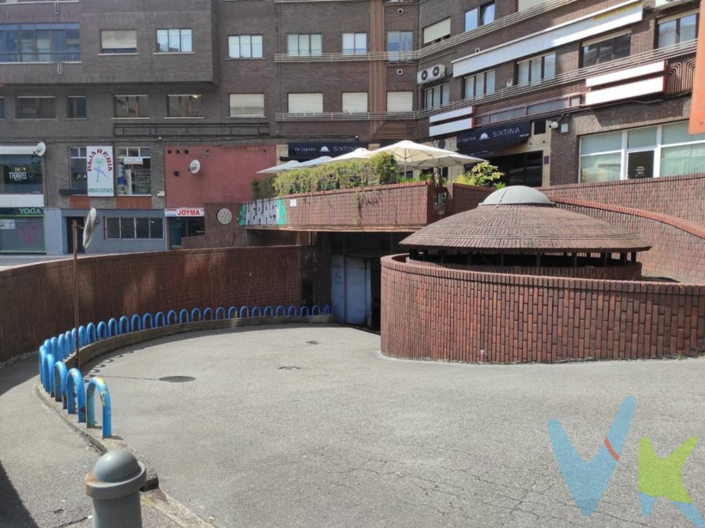 Se VENDE plaza de GARAJE en pleno CENTRO de Oviedo, en la calle Jerónimo Ibrán y frente a la calle General Elorza.    Ubicación privilegiada, a menos de tres minutos caminando de la calle Uría, o de las estaciones de tren y autobuses de la capital y con rápido y cómodo acceso a la AS-II y la autopista A-66.    Muy buen parking, situada en el sótano -2 de un edificio construido en el año 1983, con pasillos anchos y de fácil maniobrabilidad, además de portón automático y acceso mediante rampa.    Ideal para quienes buscan comodidad y seguridad para su vehículo o también como inversión para alquilar.    Gastos de Impuestos, notaría y registro no incluidos en el precio.  