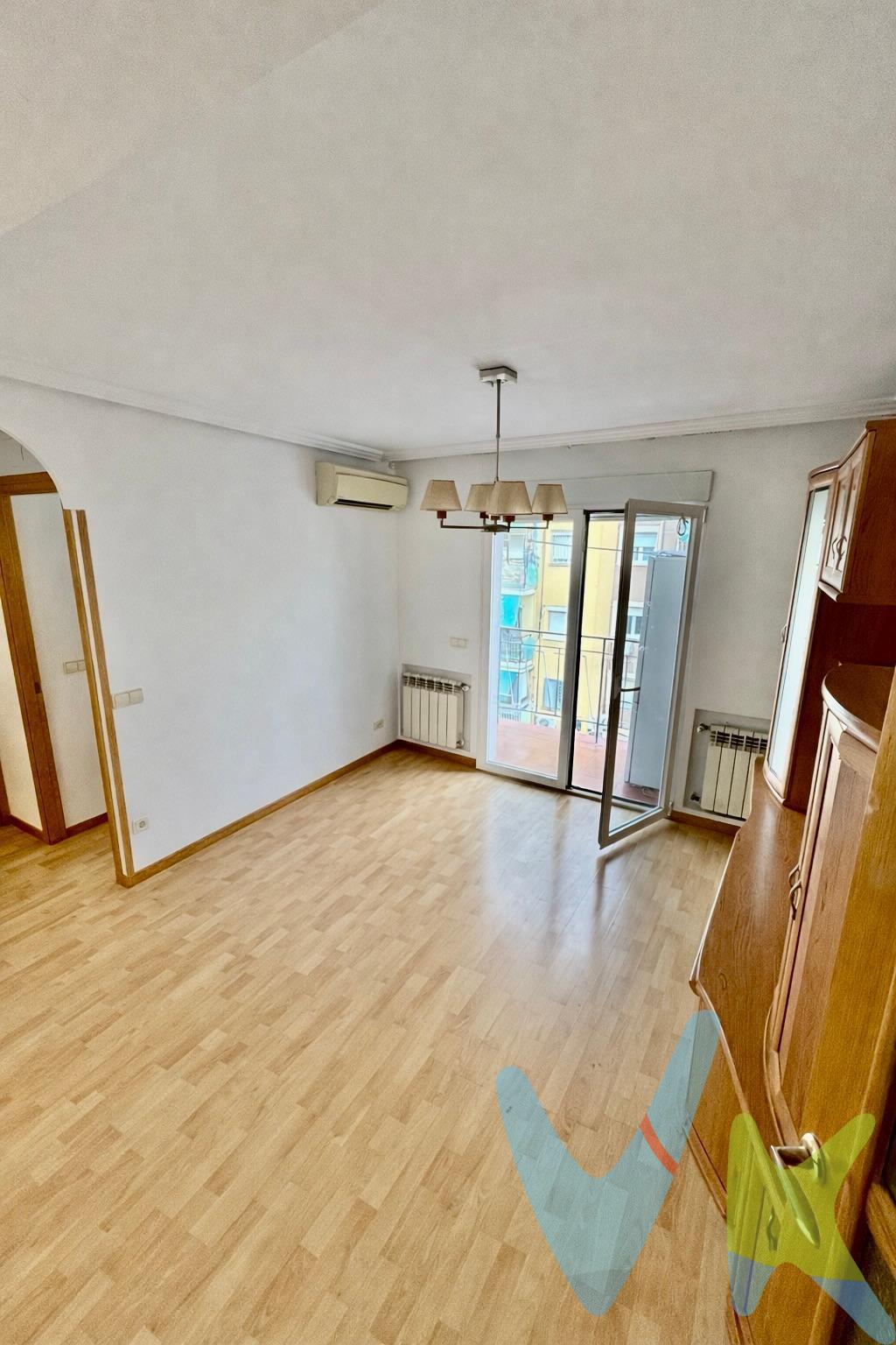 VIVIENDA REFORMADA DE DOS DORMITORIOS CON GARAJE Y EXCELENTES CALIDADES. Presentamos esta vivienda de dos dormitorios completamente reformada, una propiedad que destaca por su cuidada actualización, su distribución funcional y la incorporación de elementos que aportan comodidad y calidad al día a día. Se trata de una vivienda preparada para entrar a vivir, pensada para quienes buscan un inmueble actual, práctico y sin necesidad de realizar reformas. La propiedad ofrece una distribución equilibrada y funcional, con dos dormitorios equipados con armarios empotrados, proporcionando una solución de almacenamiento integrada y aprovechando de forma eficiente el espacio disponible. La configuración de la vivienda permite adaptarse a diferentes necesidades, siendo una opción adecuada tanto para una pareja como para una pequeña familia o para quienes necesiten disponer de una segunda estancia destinada a dormitorio, despacho o espacio polivalente. Uno de los elementos que adquiere mayor protagonismo dentro de la vivienda es su cocina, de generosas dimensiones y con una distribución que permite aprovechar cómodamente el espacio. Se trata de una estancia concebida para el uso cotidiano, con capacidad suficiente para organizar las diferentes zonas de trabajo y almacenamiento y que, por sus dimensiones, puede convertirse en uno de los espacios principales de la vivienda. La reforma realizada aporta a la propiedad una imagen actual y cuidada, permitiendo al futuro propietario instalarse desde el primer momento sin tener que afrontar las molestias, tiempos e inversiones habituales asociadas a una reforma. La vivienda ha sido acondicionada buscando un equilibrio entre estética, funcionalidad y confort, incorporando soluciones que facilitan el uso diario. Entre sus características destaca especialmente la instalación de persianas eléctricas, un elemento que aporta comodidad y modernidad. Su funcionamiento facilita el control de las persianas en el día a día y añade un detalle de confort que complementa la actualización general de la vivienda. La vivienda incluye además una plaza de garaje, un elemento de gran utilidad y especialmente valorado en una propiedad residencial. La plaza cuenta con una buena ubicación dentro del edificio, facilitando su utilización habitual, y dispone de acceso mediante ascensor, aportando comodidad y accesibilidad. La incorporación del garaje permite disponer de un espacio propio para el estacionamiento del vehículo y completa las prestaciones de la vivienda, ofreciendo una solución residencial más cómoda y funcional. Para aquellos compradores que valoran especialmente la comodidad en los desplazamientos y la posibilidad de contar con plaza de aparcamiento, se trata de un elemento adicional de interés. En conjunto, nos encontramos ante una propiedad que combina una reforma completa, una distribución práctica, espacios de almacenamiento, una cocina de buenas dimensiones, soluciones de confort y plaza de garaje. Todo ello configura una vivienda preparada para responder a las necesidades del día a día y que permite al nuevo propietario disfrutar del inmueble sin necesidad de acometer obras de actualización. Información económica y gastos asociados:. En cumplimiento de lo dispuesto en el artículo 20 del Texto Refundido de la Ley General para la Defensa de los Consumidores y Usuarios, en su redacción vigente desde el 28 de diciembre de 2025, se informa expresamente de que el precio publicado no incluye los impuestos ni los gastos adicionales derivados de la compraventa, tales como el Impuesto de Transmisiones Patrimoniales o el IVA en su caso, Actos Jurídicos Documentados,  aranceles notariales y registrales u otros gastos inherentes a la operación, los cuales se determinarán en función del precio final de cierre de la compraventa. El precio final ofertado respeta la normativa reguladora de precios que resulte aplicable.