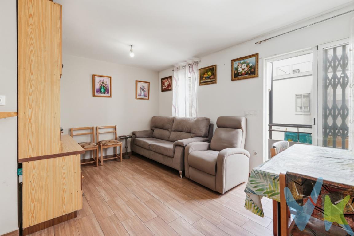 Cansado de pagar un alquiler desorbitado? Esta es la oportunidad de adquirir Tu vivienda por mucho menos de lo que imaginas!!.Piso en una 3º altura con ascensor, acogedor salón comedor con cocina integrada con salida a balcón.2 habitaciones y un baño con ducha.La vivienda se vende con muebles y electrodomésticos.Gastos, Impuestos y Honorarios de Agencia Inmobiliaria no incluidos en el precio.. Por mandato expreso del Propietario este Inmueble lo comercializamos en régimen de exclusiva compartida. Nuestros asesores le facilitarán toda la información que precise, por lo que le rogamos no moleste al propietario o a los vecinos. ..Si usted es una Agencia Inmobiliaria y si tiene un cliente interesado póngase en contacto con nosotros, estaremos encantados de colaborar... La descripción del presente inmueble e imágenes tienen carácter meramente informativo y en ningún caso carácter contractual, pudiendo ser modificados por la agencia inmobiliaria sin que ello implique responsabilidad alguna frente a terceros..
