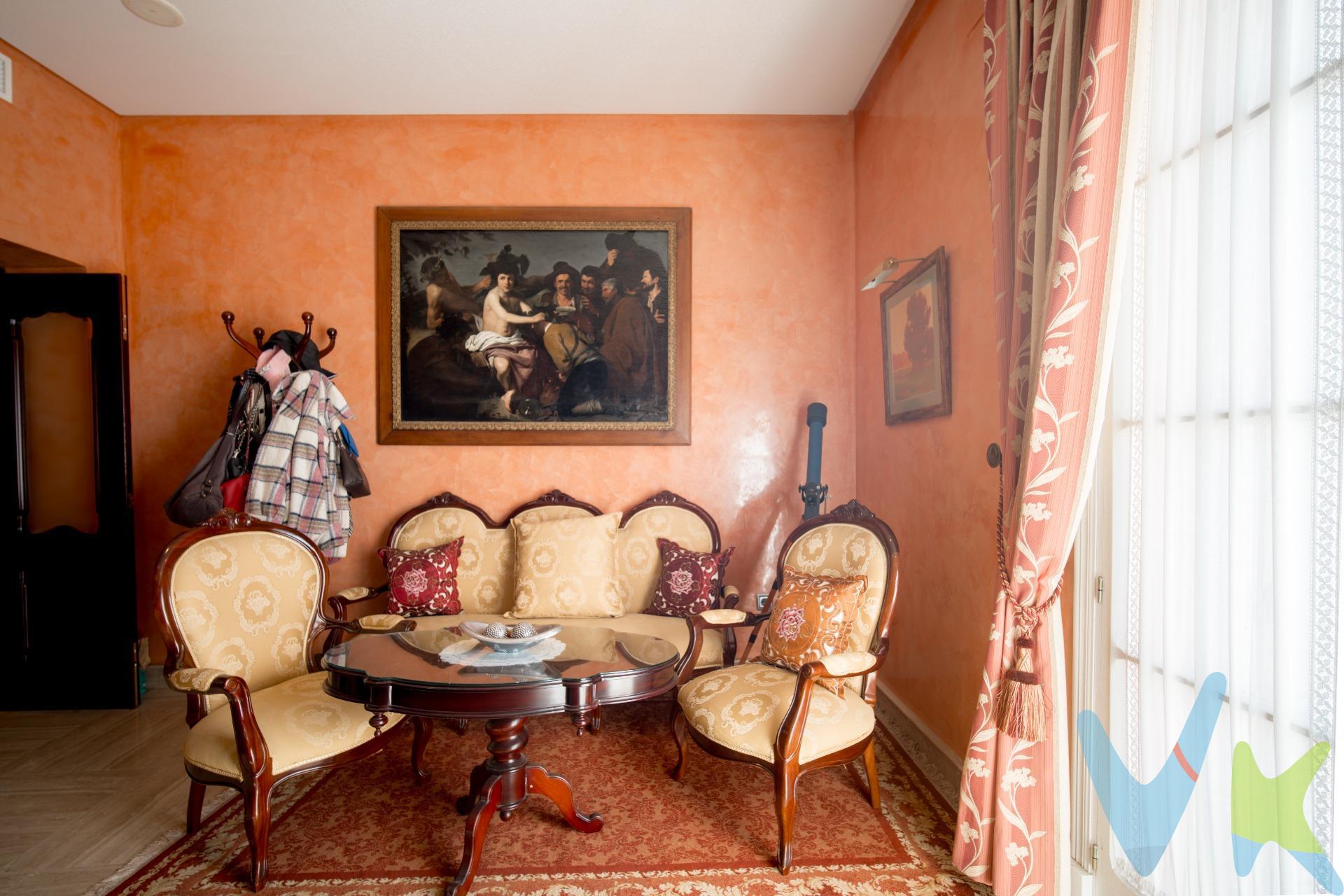 Descubre esta espectacular propiedad ubicada en la emblemática Calle Real, en pleno centro histórico de San Fernando. Con una superficie generosa de 376 m², este encantador inmueble ofrece un diseño funcional y luminoso que incluye cuatro amplios dormitorios (tres dobles y uno sencillo) y tres baños completos, siendo uno de ellos en suite. La vivienda destaca por sus techos altos que aportan amplitud al espacio; además cuenta con aire acondicionado central para su confort durante todo el año. Disfruta del sol a través de los ventanales orientados hacia la calle real y relájate en cualquiera de los tres patios privados disponibles o bien comparte momentos inolvidables entre los dos salones acogedores que se encuentran dentro del inmueble. Esta casa está equipada con cocina moderna e integral así como armarios empotrados estratégicamente ubicados para maximizar almacenamiento sin sacrificar estilo ni comodidad. El edificio posee ascensor directo a la primera planta facilitando accesibilidad total desde cualquier rincón urbano cercano: centros médicos, colegios , supermercados e incluso transporte público mediante tranvía autobuses . ¡Una oportunidad única! No pierdas tiempo visitando tu nuevo hogar ideal. . Comercializamos este inmueble en exclusiva, lo que le garantiza el acceso a toda la información y un servicio de calidad único y personalizado. En cumplimiento del Decreto de la Junta de Andalucía 218/2005 del 11 de Octubre, se informa al cliente que los gastos notariales, registrales, ITP y otros gastos inherentes a la compraventa no están incluidos en el precio.