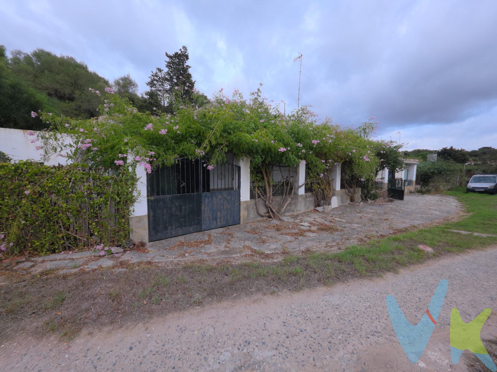 Se ofrece a la venta finca rústica con vivienda tradicional situada en el término municipal de Los Barrios, en un entorno natural y tranquilo, a escasos minutos del acceso a la A-381, junto a Venta el Frenazo y a corta distancia del núcleo urbano. La propiedad cuenta con una vivienda de mampostería en una sola planta, de construcción tradicional y uso residencial consolidado, que dispone de salón con chimenea, cocina-comedor, dos dormitorios y baño, además de un porche cubierto y zona de patio empedrado con acceso directo al exterior. El terreno, de carácter rústico, ofrece huerta, árboles frutales, pozo propio y espacio diáfano ideal para cultivo o recreo. La finca mantiene un entorno verde y despejado, con orientación soleada y excelente comunicación por camino asfaltado hasta la entrada. La vivienda se encuentra en buen estado estructural, precisa actualización interior y dispone de abastecimiento mediante energía solar y depósito de agua. Por su ubicación y características, resulta idónea como segunda residencia, vivienda de recreo o pequeño cultivo familiar, combinando privacidad y proximidad a la población. 🌿 Características destacadas:. Superficie de parcela: aprox. 800 m². Vivienda principal en planta baja. Pozo, depósito y energía solar. Camino asfaltado hasta la finca. Entorno natural junto a la A-381. Uso residencial consolidado anterior a 1995. Propiedad inscrita (dispone de nota simple) y libre de cargas. La finca se encuentra en suelo rústico de protección específica. En la escritura de propiedad de 1983 ya consta su emplazamiento “en la servidumbre pecuaria de la villa de Los Barrios”, lo que acredita la antigüedad y el conocimiento público del asentamiento. De acuerdo con ello, la edificación se considera preexistente y tolerada administrativamente, no estando sujeta a expediente sancionador, si bien no son posibles ampliaciones ni nuevas edificaciones al tratarse de suelo protegido. Documentación urbanística y técnica disponible para interesados (cédula urbanística de Octubre de 2025). Al ser finca rústica, no seria hipotecable. Nota: Algunas imágenes han sido retocadas digitalmente para mejorar la presentación del inmueble. -Ventas:. -----------------------------------------------------------. Transparencia de precio, impuestos y honorarios:. El precio publicado corresponde únicamente al precio de venta del inmueble y no incluye impuestos, gastos de compraventa ni honorarios a cargo del comprador. Impuestos: ITP o IVA+AJD (según la naturaleza de la transmisión). En Andalucía, en segundas transmisiones el ITP es 7% con carácter general, pudiendo aplicarse tipos reducidos (6% o 3,5%) si se cumplen requisitos. Base del impuesto: con carácter general, la base será la mayor entre el precio declarado y el valor de referencia (según normativa aplicable). Gastos de compraventa: notaría, registro y, en su caso, gestoría (desde 2.000€ orientativo, según operación). Honorarios comprador (no incluidos): 3% + IVA, con mín. 3.500€ + IVA si precio < 115.000€. Se informan y aceptan por escrito (hoja de encargo/servicios) antes de la visita y de cualquier gestión vinculada a la compra. Ficha informativa (Decreto 218/2005) a disposición del interesado. Fuentes oficiales: información tributaria y valor de referencia disponibles en fuentes oficiales de la Junta de Andalucía y se facilitan a quien lo solicite. Exclusiva: Por mandato expreso del propietario, este inmueble se comercializa en exclusiva a través de la inmobiliaria. Se ruega no contactar directamente con propiedad/ocupantes/vecinos. 