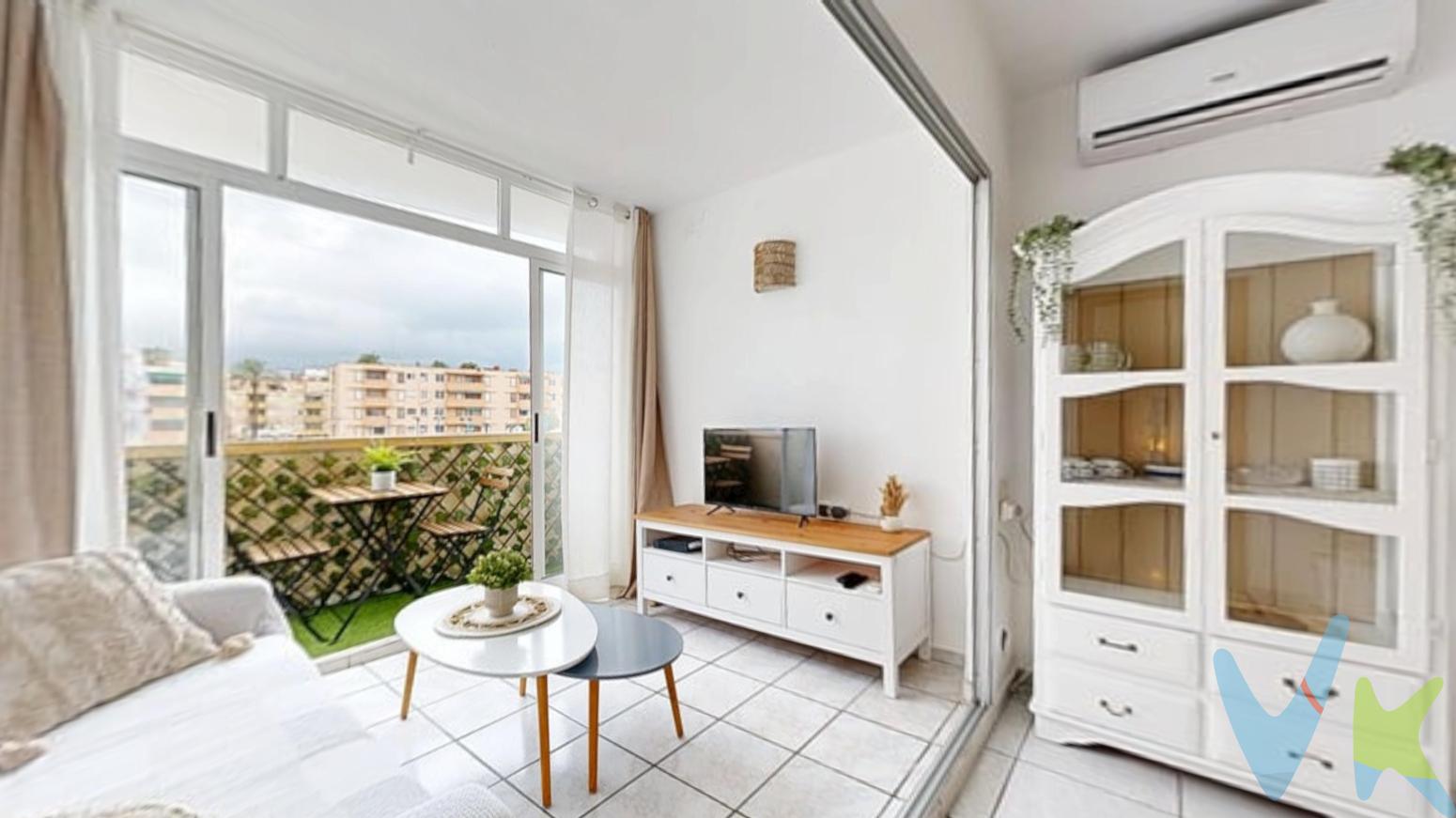 Increíble oportunidad de inversión o para crear el hogar de tus sueños junto al mar. Tenemos el placer de presentarles este luminoso y moderno apartamento en Jávea de 3 HABITACIONES, GARAJE, TRASTERO Y PISCINA a tan sólo una calle de la playa del Arenal en Jávea.La vivienda cuenta con 3 habitaciones, un baño completo con reforma de diseño, amplio salón-comedor con acceso a un agradable balcón con vistas despejadas, cocina equipada con horno, microondas, lavadora y nevera además de galería/zona lavandería. Es de las pocas viviendas de la comunidad que tiene un amplio y cómodo trastero e incluye plaza de parking cubierta en el complejo y piscina. Además, cuenta con duchas exteriores para quitarse la arena tras la playa. Por si fuera poco el edifico dispone de conserje ideal para quienes valoran un entorno bien cuidado y seguro.Ubicado a tan solo 1 minuto andando de la playa del Arenal, es perfecto tanto como inversión vacacional ya que su inmejorable ubicación te permitirá alquilarlo desde el primer día, como segunda residencia o para vivir todo el año. Todo esto en una zona tranquila, limpia, rodeada de servicios, restaurantes y con el mejor ambiente costero de Jávea. Posibilidad de quedarte con todo el material para vestir el piso, menaje, sábanas, toallas y todo lo necesario para el alquiler vacacional. ¡Una oportunidad única a un paso del mar!Si tienes que vender antes tu vivienda, llámanos y te asesoramos cómo hacerlo para además tener los mínimos gastos posibles y todas las garantías.Agencia Registrada con el nº00516 en el Registro Obligatorio de Agentes Inmobiliarios de la Comunidad ValencianaPor mandato expreso del propietario, COMERCIALIZAMOS ESTE INMUEBLE EN EXCLUSIVA, lo que le garantiza el acceso a toda la información, a un servicio de calidad, un trato fácil, sencillo y sin interferencias de terceros. Por este motivo, se ruega NO MOLESTAR AL PROPIETARIO, a los ocupantes de la propiedad o a los vecinos. Muchas gracias por su comprensión.La oferta está sujeta a cambios de precio o retirada del mercado sin previo aviso. Este anuncio en su conjunto, incluyendo textos, fotos, imágenes o cualquier otro contenido de este, no es vinculante dado que la información es ofrecida por terceros y puede contener errores. Se muestra a título informativo y no contractual.El precio anunciado NO INCLUYE los impuestos, ni los gastos como, Notario, Registro de la Propiedad, ni los honorarios de la agencia inmobiliaria.Esta propiedad se pone a la venta con toda la documentación comprobada y en regla, por lo que ofrecemos GARANTIAS a los compradores.