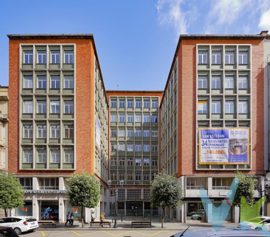 Siente el placer y distinción de vivir en el EDIFICIO SAN ESTEBAN.  Ya puedes visitar la única vivienda disponible. Dos dormitorios y un baño.El Edificio SAN ESTEBAN combina tradición y vanguardia, consiguiendo la CALIFICACIÓN ENERGÉTICA A y ofreciendo a sus habitantes un excelente confort interior y una cuidada estética exterior.Es un inmueble con historia y relevancia en la ciudad de Gijón que forma parte del Catálogo Urbanístico, siendo sus creadores los prestigiosos arquitectos D. Miguel Díaz Negrete () y D. y Juan Manuel del Busto ()ESTRENA esta rehabilitación integral ,que mantiene viva la esencia original del edificio, mejorando su accesibilidad, habitabilidad y confort, pero manteniendo al mismo tiempo sus valores y principales características que definen la personalidad de este emblemático inmueble, adaptándolo a las exigencias, normativas y técnicas actuales.CALIDADES EXCEPCIONALES:Carpintería de PVC con rotura de puente térmico. Acristalamiento tipo Climalit o similar, con cámara interior de aire y doble vidrio bajo emisivos con baja transmitancia térmica para optimizar el aislamiento acústico y térmico de las viviendas tanto en invierno como en verano.. Persianas de aluminio en todas las ventanas, alojadas en cajón aislado térmicamente e integrado en la propia ventanaPuerta de entrada acorazada.Puertas interiores abatibles y correderas, según planos, lacadas en blanco y con rayas horizontales. Con condena en baños y en dormitorio principal.Mampara de forja con vidrios, en la separación con salones, según viviendas.Armarios en todas las habitaciones, lacados en blanco, según planos, revestidos interiormente e incluyendo balda separadora de maletero y barra de colgar.CALEFACCIÓN y ACSCalefacción y ACS con sistema de producción centralizada de gas natural y con contadores individuales de consumo.Equipos de alta eficiencia, mediante Aerotermia, como apoyo a la producción de agua caliente.Radiadores de aluminio con regulación individual.Termostato wifi programable desde dispositivos móviles para el encendido/apagado o regulación a distancia de la calefacción.BAÑOSInodoros suspendidos, ROCA MERIDIAN o similar.Lavabos con mueble integrado y dos cajones, marca ROCA o similar.Espejo con aplique LED en todos los baños.Grifería marca ROCA, TRES o similar, termostáticas en bañeras y duchas, según planos.Mampara de vidrio fijo en todas las duchas.Mecanismos de primeras marcas.Iluminación mediante luminarias de tipología LED para empotrar, en pasillos y baños. Downlights o tiras LED en cocinas.Instalación de Telecomunicaciones conforme al reglamento ICT. Tomas de TV-FM, e internet según reglamento de BT e ICT. En el salón se instalarán dos tomas de TV en sitios diferentes, para flexibilizar la decoración de la estancia.Red de fibra óptica común del edificio hasta el PAU de la vivienda, conforme Reglamento de ICT.Vídeo portero con pantalla a color, para intercomunicación entre las viviendas y el acceso al portal.Dos ascensores con paradas en todas las plantas, de marca de referencia con capacidad para seis personas cada uno. Puerta de desembarque de zonas comunes en acero inoxidable.Recuperador de calor individual, para conseguir un mayor ahorro energético y salubridad del aire dentro de cada vivienda.El acceso principal, sin barreras arquitectónicas, así como las zonas comunes del edificio, en consonancia con la elegancia de todo el conjunto, están especialmente estudiados, en su composición y en su decoración, con materiales nobles como el mármol en zonas de suelos y paredes y una estudiada iluminación LED.Pack de buzones inteligentes para recibir pedidos online sin estar en casa, exclusivos para la comunidad de propietarios. 