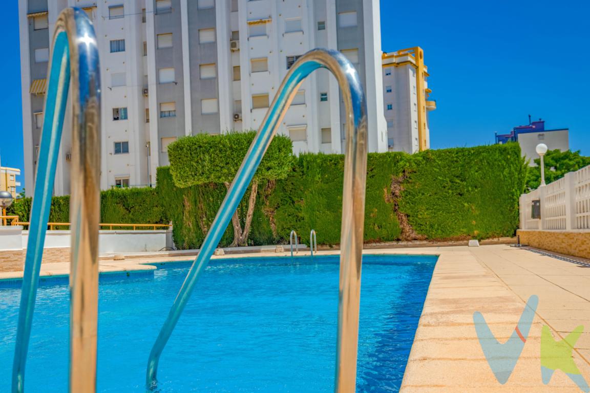 En bonita zona de la playa de Gandia, en un edificio totalmente actualizado y bien cuidado, ofrecemos este precioso apartamento, ideal para disfrutar de la playa y sin grandes complicaciones.  Perfectamente ubicado, cerca de parques, zonas de servicio, y de nuestra playa de Gandia, a la cual puedes acceder andando en tan solo unos pocos minutos.  Este apartamento de un dormitorio, amplio, totalmente independiente, con armario empotrado y con acceso a un práctico cuarto de almacenaje. Baño, reformado, con plato de ducha, mampara de cristal, lavabo moderno y actual.  Funcional y práctico.    Salon comedor, con cocina integrada, pero muy bien diferenciada, con todo el mobiliario y la equipación necesaria para tu comodidad y confort.  Su acertada distribución, donde no se pierde ningún espacio, hace que resulte una vivienda muy amplia, abierta y además muy cómoda.  Conecta el salón comedor con una preciosa terraza, con vistas a la piscina y al parque, ubicación ideal, para ver el sol amaneciendo y por la tarde disfrutando de mucha sombra y aire fresco.  Las zonas comunes, son amplias, sin agobios, con zonas ajardinadas, árboles que proporcionan paz, tranquilidad y sombra para que puedas disfrutar de un libro o de escuchar tu música preferida. Al final lo que más quieres es confort, relax y practicidad. Creemos que esta propiedad reúne todas esa cualidades para que puedas disfrutar de tu merecido descanso.  Contacta con nosotros, estaremos encantados de ayudarte.