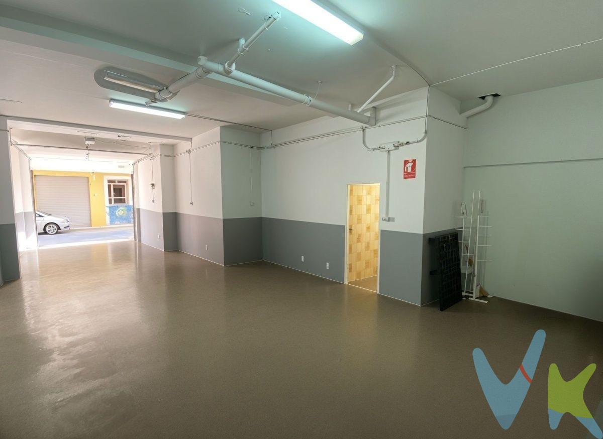 🏡 ¡NUEVA OPORTUNIDAD EN CANALS! 🏡. ✨ Posibilidad de cambio de uso a vivienda o amplio local comercial con múltiples opciones ✨. ¿Buscas un espacio para tu negocio o prefieres transformarlo en tu futura vivienda?. Este fantástico bajo comercial de más de 250 m², ubicado a pocos metros de la Avenida Jaime I, ofrece ambas posibilidades. Actualmente dividido en dos zonas —una destinada a garaje y otra a almacén—, este inmueble destaca por su versatilidad y su gran potencial de transformación.  Existe la posibilidad de retirar una parte del techo de chapa en la zona posterior, lo que permitiría adaptarlo fácilmente para cambio de uso a vivienda, creando un hogar amplio, con luz natural y espacio exterior. Ideal tanto para uso comercial como residencial:.  magina aquí tu restaurante, supermercado, tienda de ropa, oficina o negocio de comida para llevar… O bien, convierte este espacio en una vivienda única, moderna y con carácter industrial. Las imágenes generadas con IA muestran diferentes propuestas para ayudarte a visualizar todo su potencial. Características principales:. ✅ Superficie total: +250 m². ✅ Dos accesos, uno con puerta automática. ✅ Vado de alta (ideal para carga y descarga). ✅ Oficina en altillo. ✅ Aseo. ✅ Espacio diáfano adaptable a cualquier proyecto. ✅ Posibilidad real de cambio de uso a vivienda. 💰 Precio: 144.000 €. Una oportunidad excepcional tanto para emprendedores como para inversores que buscan un inmueble con ubicación estratégica y un enorme margen de personalización. Contacta para más información o concertar una visita. ----. La descripción del presente inmueble e imágenes tienen mero carácter informativo y en ningún caso carácter contractual, pudiendo ser modificados por la inmobiliaria comercializadora sin que ello implique responsabilidad alguna frente a terceros. En el precio de venta a público, esta propiedad NO incluye los gastos de adquisición (Notario, registro, gestión, honorarios, etc..).