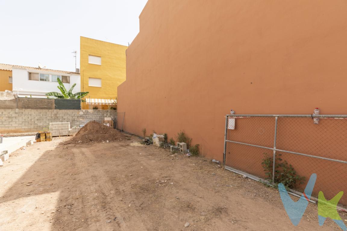 Ubicación privilegiada en una de las mejores zonas de FoiosSi estás buscando el lugar perfecto para construir tu hogar, esta parcela urbana en Foios reúne todas las condiciones para hacerlo realidad. Situada en una de las zonas más demandadas del municipio, muy próxima al supermercado Consum y rodeada de modernas viviendas adosadas, ofrece un entorno residencial tranquilo, consolidado y con todos los servicios al alcance de la mano.Su excelente ubicación permite disfrutar de la comodidad de tener muy cerca el colegio, parques infantiles, comercios de proximidad, Mercadona, el centro de salud y la avenida principal del pueblo, facilitando el día a día sin necesidad de realizar grandes desplazamientos. Es una zona ideal tanto para familias como para quienes buscan calidad de vida en un entorno agradable y bien comunicado.El espacio ideal para construir la casa a tu medidaEsta parcela urbana representa una magnífica oportunidad para diseñar y construir una vivienda completamente personalizada, adaptada a tus necesidades y estilo de vida. Olvídate de hacer reformas o de adaptar una vivienda existente: aquí podrás crear desde cero el hogar que siempre has querido, aprovechando un entorno residencial consolidado y con una excelente proyección.La tranquilidad de una calle residencial, unida a la cercanía de todos los servicios esenciales, convierte este solar en una opción muy atractiva tanto para particulares como para quienes buscan una inversión con gran potencial.Excelente comunicación con Valencia y el aeropuertoFoios destaca por ser una población perfectamente conectada con Valencia. Dispone de servicio de metro mediante la Línea 3, que comunica directamente con el centro de la ciudad y el Aeropuerto de Valencia, facilitando los desplazamientos diarios tanto por trabajo como por ocio. Además, cuenta con transporte público y un rápido acceso por carretera a los municipios cercanos y a la capital.Vivir en Foios significa disfrutar de la tranquilidad de un municipio con encanto, sin renunciar a las ventajas de estar perfectamente comunicado y rodeado de todos los servicios necesarios para el día a día.Una oportunidad para hacer realidad tu proyectoEncontrar una parcela urbana en una ubicación tan consolidada y bien situada no es habitual. Si buscas construir una vivienda en una zona residencial, con comercios, colegios, zonas verdes, transporte público y excelentes comunicaciones, este solar reúne todas las características para convertirse en el lugar donde empezar una nueva etapa.Contacta con nosotros para recibir más información y descubrir todo el potencial de esta parcela. Estaremos encantados de ayudarte a dar el primer paso hacia la construcción de la casa que siempre has soñado.