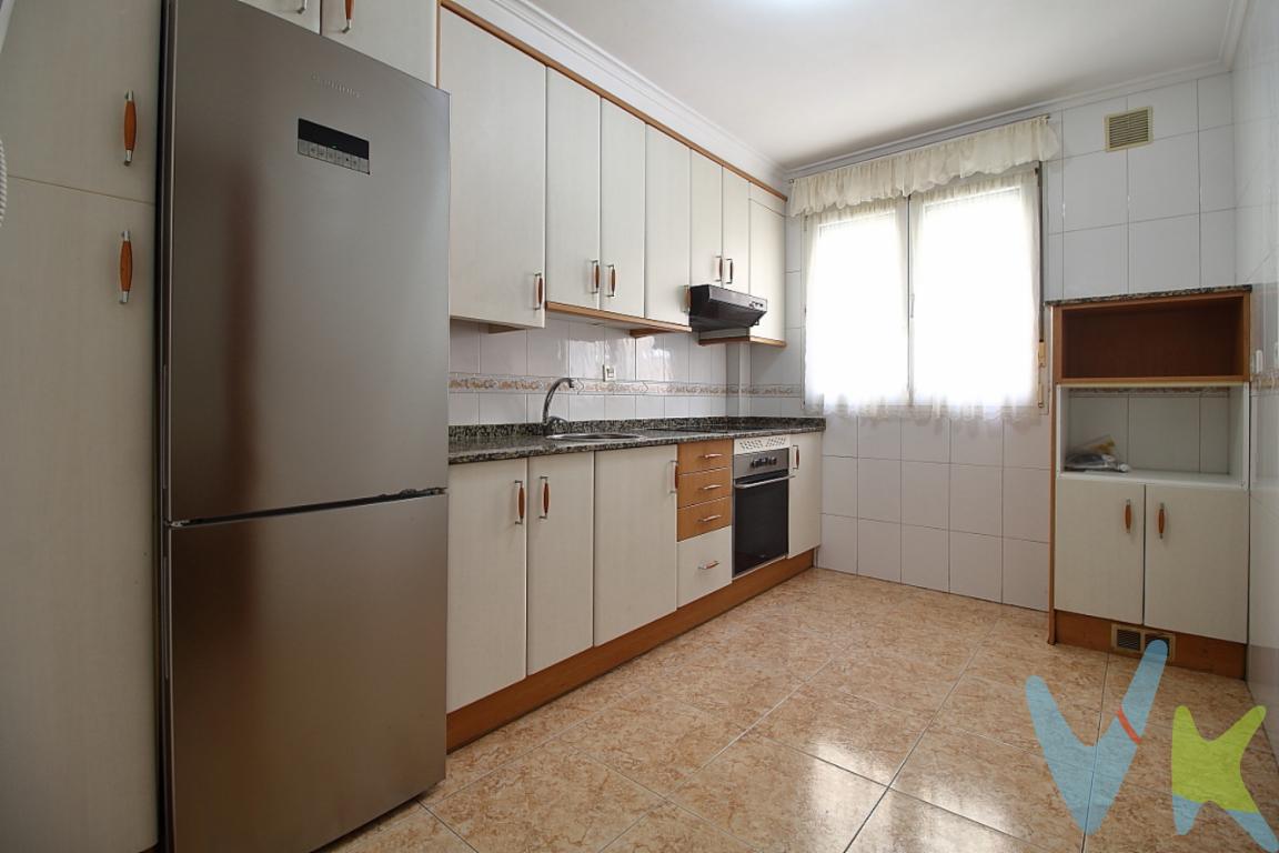 ¡Tu próximo hogar en Gijón te espera! Amplitud, tranquilidad y comodidad Si estás buscando el lugar ideal para tu familia o esa segunda residencia perfecta en la costa asturiana, este piso lo tiene todo. Ubicado en una de las ciudades con mejor ambiente y calidad de vida, esta vivienda destaca por su excelente distribución, luminosidad y una privacidad inigualable.La localización es simplemente perfecta tanto para el día a día como para las vacaciones:Espacios amplios y exteriores: Cuenta con tres amplias habitaciones llenas de luz natural y un gran salón-comedor, el corazón de la casa, ideal para reuniones familiares o momentos de relax.Comodidad en el día a día: Dispone de una cocina independiente totalmente equipada con electrodomésticos y dos baños completos con plato de ducha (uno de ellos con ventana exterior, lo que garantiza una ventilación perfecta).Confort y almacenaje: Equipado con calefacción y agua caliente de gas natural. Además, incluye un amplio trastero en la bajocubierta, el desahogo de espacio que siempre viene bien y un amplio ascensor.Máxima tranquilidad: Al ser un solo piso por planta, disfrutarás de la paz y la intimidad que tanto deseas, sin ruidos vecinales en tu mismo rellano.Conexión directa: Parada de autobús al lado del portal que te planta en pocos minutos en el centro de Gijón y en sus espectaculares playas.Supermercados y todos los servicios esenciales a la vuelta de la esquina.¿Es la oportunidad que estabas esperando? Por su excelente precio y características, es una inversión inteligente tanto para vivir todo el año como para disfrutar de Gijón y su inigualable clima costero.A escasos metros del Parque de Fernando VI, ideal para pasear o jugar con los niños.¡Ven a visitarlo antes de que se te adelante nadie! Contáctanos para agendar tu visita. Gastos e impuestos no incluidos en el precio. En segundas transmisiones, el comprador abona el ITP (porcentajes en Asturias: https://sede.tributasenasturias.es/sites/sede/default/es_ES/Que-quieres-hacer/Transmisiones-Patrimoniales-y-AJD), calculado sobre el mayor valor entre precio, tasación o valor de referencia catastral. Notaría y registro según aranceles variables; el comprador elige notario. El vendedor asume la plusvalía municipal; el resto de gastos (incluida hipoteca: tasación, costes bancarios, gestoría y formalización) son del comprador.Honorarios: intermediación a cargo del vendedor; mediación a cargo del comprador del 2% + IVA, mínimo 2.000  + IVA.El consumidor puede solicitar información y documentación adicional en la sede física o por correo electrónico de la Agencia (contacto en la web). La agencia actúa solo como intermediaria; toda compraventa queda sujeta a la aceptación expresa del vendedor y a la formalización del contrato. Anuncio meramente informativo: los datos corresponden a la fecha de publicación y pueden variar por actualizaciones legales, contractuales o fiscales 