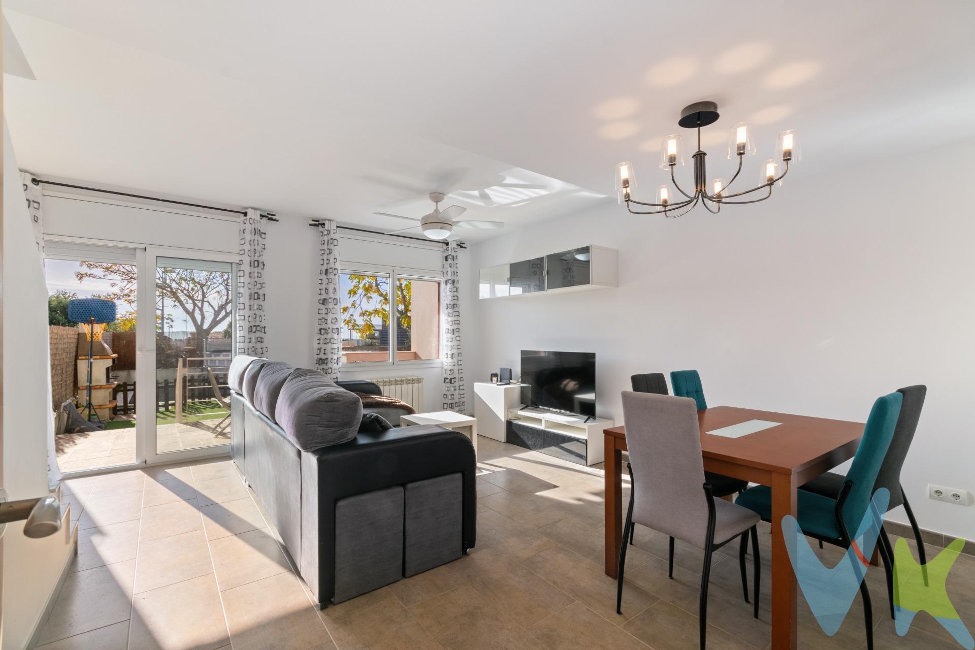 . Casa unifamiliar con piscina, vistas al mar y parking privado en Vilanova i la Geltrú ( Fondu Sumella ). ¡Oportunidad! Vivienda ideal para familias, situada en una zona tranquila y bien comunicada de Vilanova i la Geltrú. La casa, parcialmente reformada, cuenta con *200 m² construidos* y se distribuye en tres plantas:. - *Planta baja*: Cocina independiente, aseo de cortesía y salón-comedor con salida directa al *jardín privado*, con *piscina*, zona de barbacoa y vistas despejadas.   . - *Primera planta*: *4 dormitorios* (3 dobles, uno en suite, y 1 individual) y un segundo baño completo. Desde esta planta se disfrutan *vistas al mar*. - *Última planta*: Espacio diáfano polivalente, ideal como despacho, sala de juegos o dormitorio adicional, con salida a *terraza tipo solárium* con vistas. Además, la vivienda dispone de *garaje privado para dos vehículos*. Una casa con mucho potencial, ideal para familias que buscan espacio, exterior, comodidad y buena ubicación. 