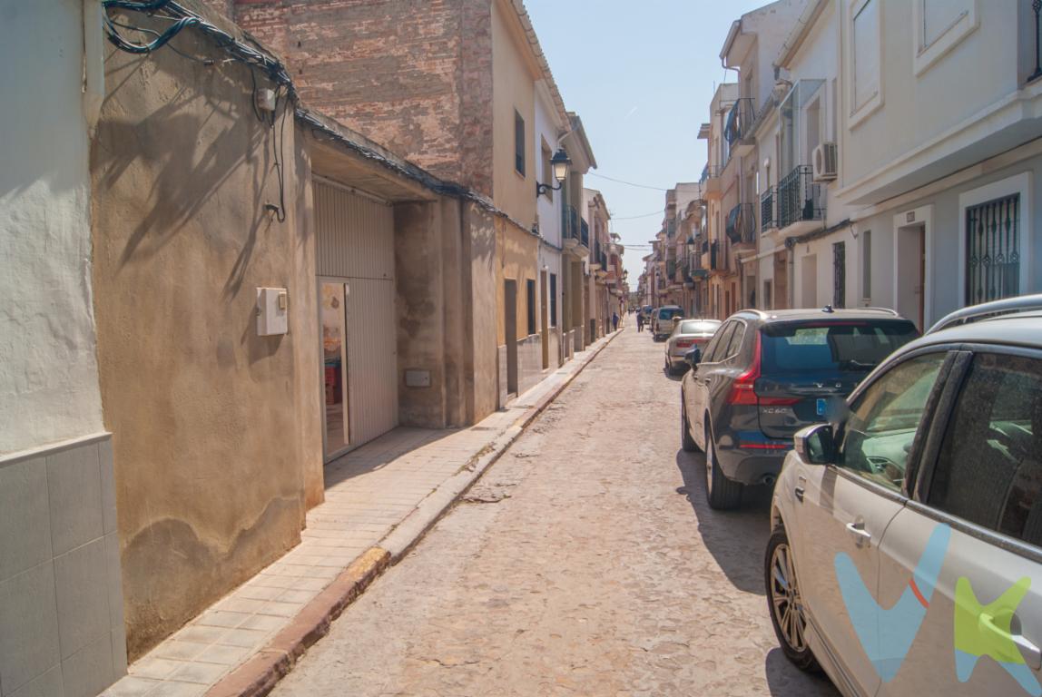 Si alguna vez pensaste en comprar un terreno para poder hacer la casa de tus sueños...... aquí tienes la oportunidad para poder cumplir tus objetivos . Se vende solar urbano de 236 metros , en una de la calle con mas tradición y solera de la población de Puçol. Nos encontramos con un solar con casi 10 metros de fachada , con puerta metálica eléctrica con mando de garaje, con toma de agua dentro de la parcela , con toma de luz y enchufes de 220 W y con una profundidad de 25 metros desde la fachada , hasta la parte final del solar y desagüe. El solar se encuentra dentro de la zona urbanística del casco antiguo , donde se puede construir hasta 3 alturas , pudiendo imaginar una vivienda con garaje , piscina propia , zona alrededor de la vivienda a modo de parcela con su césped y su tumbona, haciendo un diseño a gusto del propietario según las normas urbanísticas de la población de Puçol, en cuanto a los materiales que se pueden utilizar para la construcción . La superficie mínima en el casco antiguo es de 50 metros cuadrados de parcela por lo que con 236 metros de parcela , se pueden construir tantos estilos de vivienda como nuestra imaginación nos alcance . Puçol es un municipio en pleno crecimiento , dadas las urbanizaciones de Alfinach , Monasterios , Monte Picaio y la exclusiva playa de Puçol con bandera azul , un paseo marítimo de casi 5 kilómetros , una playa muy tranquila , sin masificaciones como en otras playas del litoral mediterráneo. La población de Puçol esta cerca de los 20.000 habitantes censados, con prácticamente todo tipo de servicios , supermercados , colegios privados , colegios concertados , colegios públicos , IES Puçol , Caxton College, entre otros. . El precio indicado no incluye gastos ni otros conceptos. A tal efecto, se informa que al referido precio habrá que añadirle los gastos propios de la transmisión inmobiliaria, entre los que cabe enumerar los siguientes: honorarios notariales, impuesto al que se encuentre sujeta la transmisión (Impuesto sobre el Valor Añadido o Impuesto sobre Transmisiones Patrimoniales y Actos Jurídicos Documentados, según el caso), gastos de inscripción en el Registro de la Propiedad y honorarios de intermediación de la agencia inmobiliaria.. . Por mandato expreso del propietario, comercializamos este inmueble en exclusiva, por lo que garantizamos un servicio de calidad, un trato fácil, sencillo y sin interferencias de terceros. Por este motivo, se ruega no molestar al propietario, a los ocupantes de la propiedad, a los vecinos, o conserjes del edificio o urbanización si los hubiera. Muchas gracias por su comprensión. Si usted es agencia inmobiliaria y tiene un cliente para este inmueble, llámenos, estaremos encantados de colaborar en esta y otras operaciones.. . Este inmueble se vende en cuerpo cierto y las medidas expuestas en el anuncio son aproximadas.. .