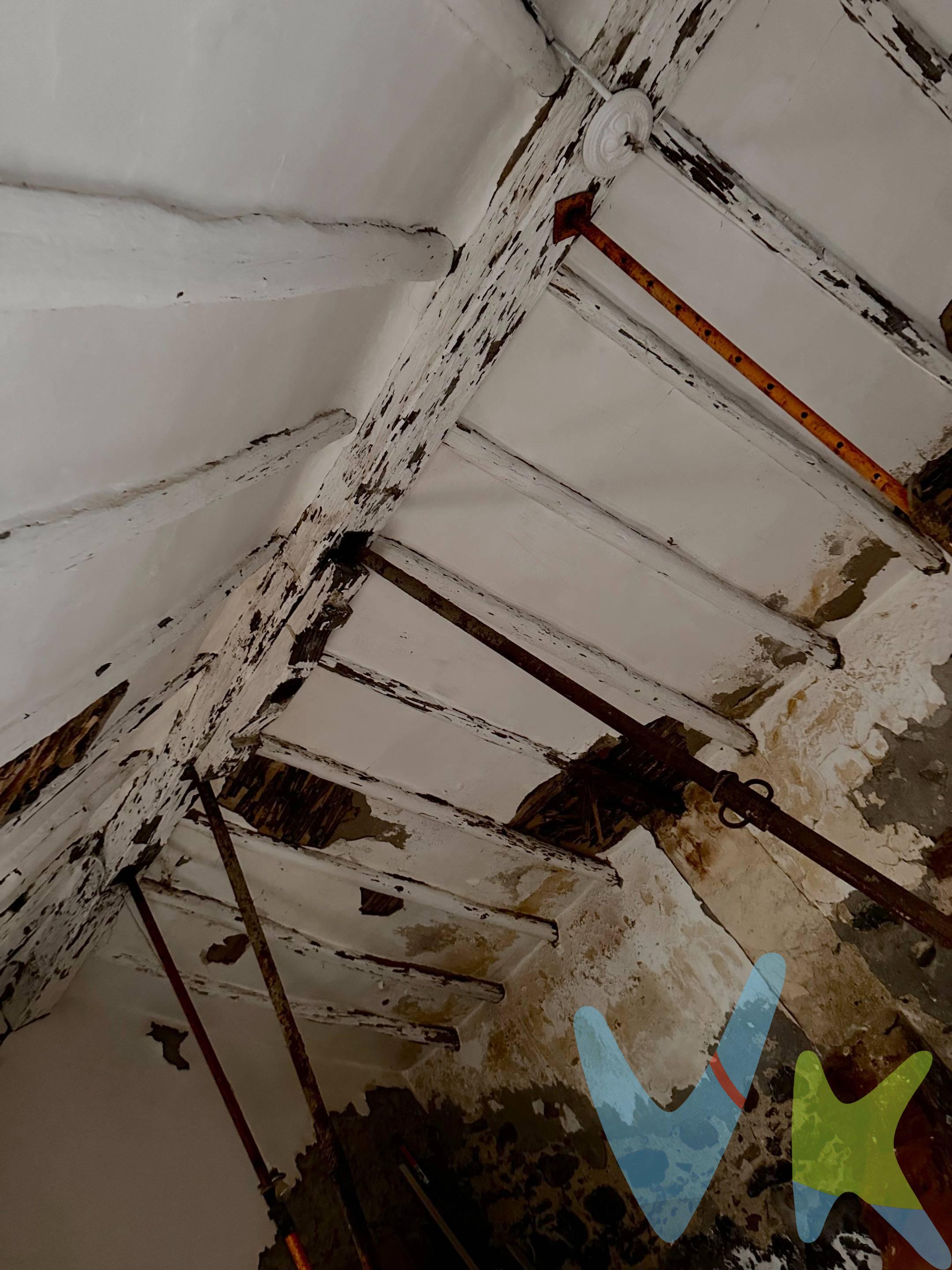 Disponemos de un solar ubicado en el centro de Agüimes con una posibilidad única: remodelar una casa antigua existente o construir una nueva según tus preferencias. Este solar cuenta con una ubicación privilegiada en el corazón de Agüimes, lo que te ofrece acceso rápido y conveniente a todas las comodidades locales, como tiendas, restaurantes y servicios. La posibilidad de recuperar una casa antigua te brinda la oportunidad de preservar la historia y el encanto tradicional de Agüimes, al tiempo que le das un toque personalizado acorde a tus gustos y necesidades. Por otro lado, construir una casa nueva te permite diseñar y construir tu hogar ideal desde cero, adaptándolo perfectamente a tu estilo de vida. Además, Agüimes es conocido por su hermoso entorno natural, su clima templado y su ambiente acogedor, lo que lo convierte en el lugar ideal para establecer tu residencia. ¡No dejes pasar esta magnífica oportunidad de inversión! Contáctanos hoy mismo para obtener más información sobre este solar en el centro de Agüimes y descubre todas las posibilidades que te esperan. ¡Te aseguramos que no te arrepentirás!