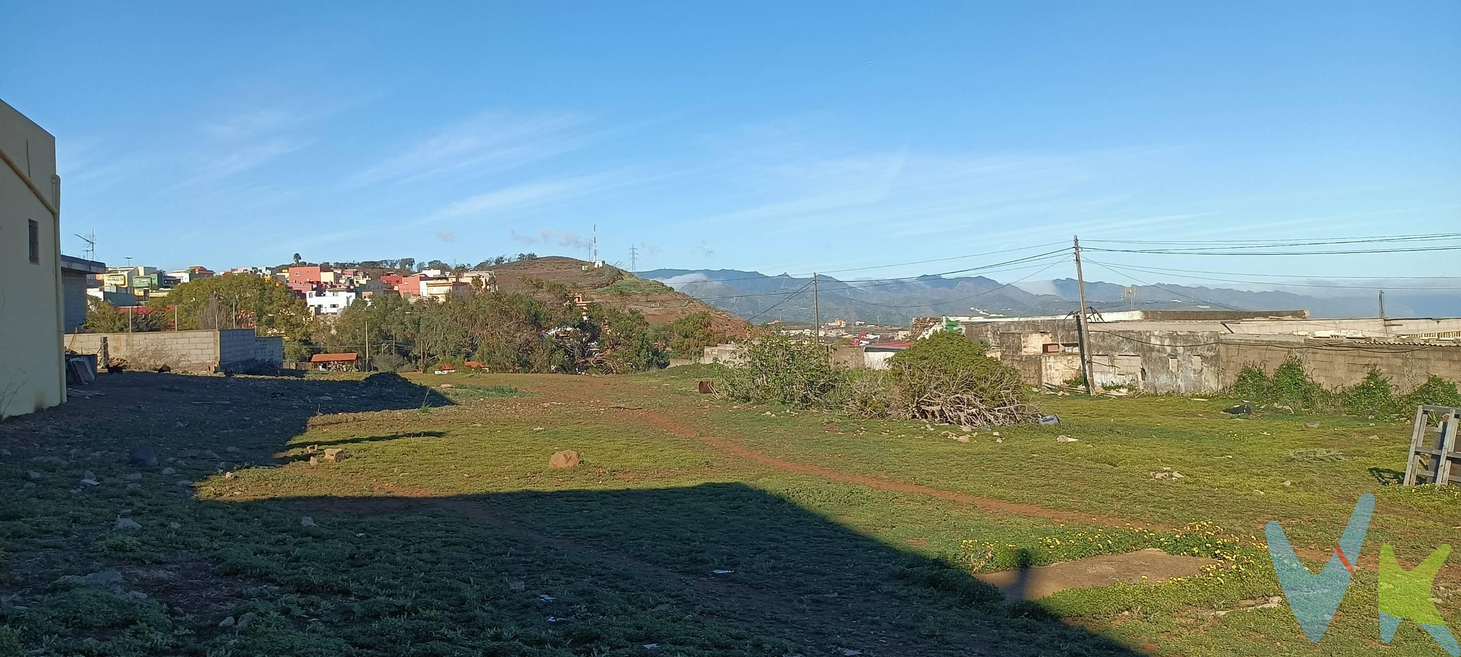 Gran Solar Rústico en Llano del Moro, Es un gran solar colindante a una parcela urbana con un gran fondo, que colinda a el Barranco de Marreros, Tiene acceso directo desde la calle y con todos los servicios necesarios en la puerta. Muy bien comunicado con acceso a La Laguna, La Esperanza, y al Sobradillo. Datos meramente informativos sin valor contractual. Impuestos y gastos de transmisión no incluidos en el precio de venta. Solar Rústico Llano del Moro