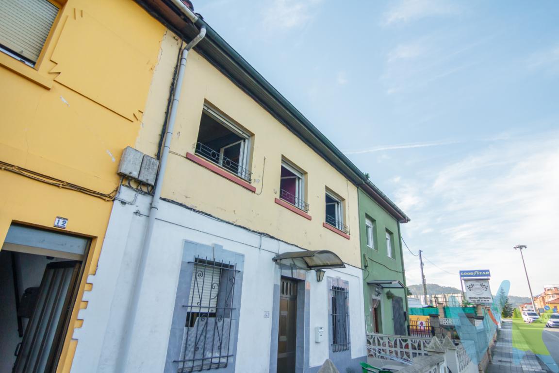 Piso en Primera Planta para actualizar en Posada de Llanera¡Oportunidad para reformar a tu gusto!Se vende vivienda en la primera planta de una casa adosada situada a la entrada de Posada de Llanera, con todos los servicios a mano y buenas comunicaciones.La vivienda cuenta con una superficie de 50 metros útiles bien distribuida y muchas posibilidades. Ideal tanto para vivienda habitual como para inversión.🔹 3 dormitorios 🔹 Salón a modo de distribuidor 🔹 Cocina independiente 🔹 1 baño con ventana💡 Necesita reforma , lo que te permitirá diseñar tu hogar desde cero, según tus gustos y necesidades.Ubicada en una zona y bien comunicada, con fácil acceso a Oviedo y Gijón.📞 ¡No dejes pasar esta oportunidad! Contacta para más información o para concertar una visita.¿Quieres que también lo adapte para redes sociales o WhatsApp? 