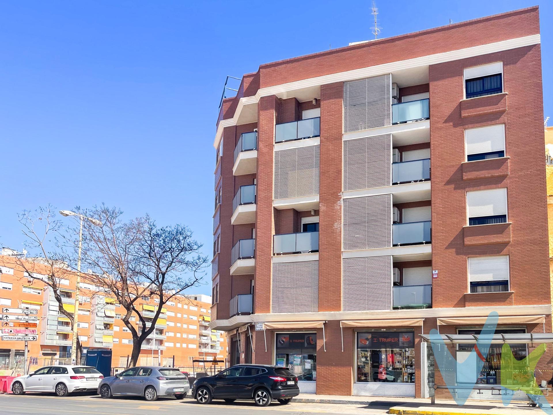 Este magnífico piso en la mejor zona de Manises ofrece un ambiente acogedor y luminoso que puede mejorar tus emociones diarias y tu calidad de vida. Imagina entrar por la puerta principal y ser recibido por un amplio recibidor que te invita a explorar cada rincón. La preciosa cocina, con su acceso a la galería, te brinda la oportunidad de disfrutar de momentos especiales preparando tus comidas favoritas mientras admiras las vistas exteriores. El dormitorio principal, con su propio cuarto de baño en suite, se convierte en tu refugio personal, un espacio íntimo donde puedes relajarte y recargar energías después de un largo día. El luminoso salón comedor, con acceso al balcón, te ofrece un lugar para compartir momentos inolvidables con tus seres queridos, disfrutando de la brisa fresca y las vistas del gran parque en construcción, que promete ser un oasis verde en el corazón de la ciudad. El hogar es un espacio donde convergen nuestras emociones y vivencias, y encontrar el lugar adecuado puede impactar positivamente en nuestro bienestar emocional. Con un salón comedor, cocina, 4 habitaciones espaciosas, balcón, terraza y 2 baños completos en una distribución pensada para tu comodidad, este piso de 131m2 es mucho más que una vivienda, es el escenario perfecto para crear nuevos recuerdos y emociones positivas. Aprovecha esta fantástica oportunidad para adquirir tu próximo hogar y darle un impulso a tu bienestar emocional. La descripción del presente inmueble e imágenes tienen mero carácter informativo y en ningún caso carácter contractual, pudiendo ser modificados por la inmobiliaria comercializadora sin que ello implique responsabilidad alguna frente a terceros. En el precio de venta a público, esta propiedad NO incluye los gastos de adquisición (Notario, registro, gestión, honorarios, etc…). 