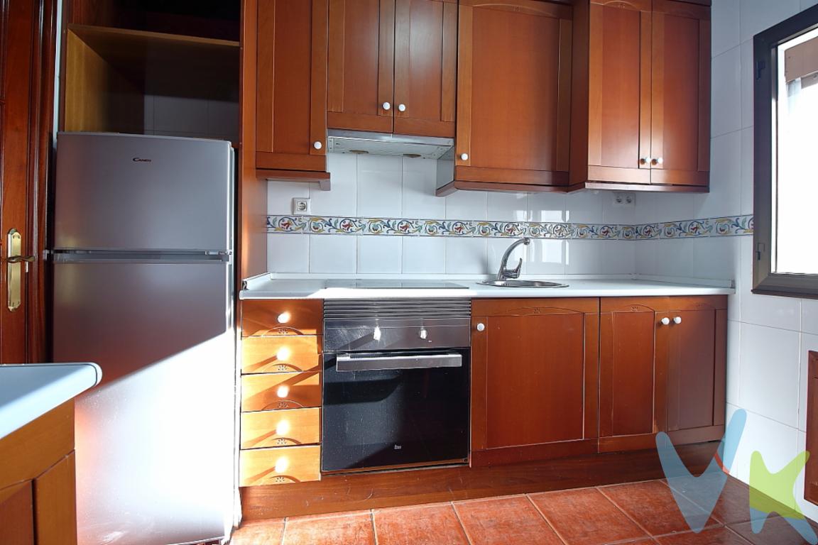  **Exclusivo Piso en Venta en Cimadevilla, Gijón**Ubicado en la pintoresca zona de Cimadevilla, este encantador piso en venta presenta una oportunidad única para quienes desean vivir rodeados de la historia y el carácter marítimo de Gijón. Con vistas al mar, este inmueble promete una experiencia de vida inigualable en una de las zonas más emblemáticas de la ciudad.El piso, situado en la tercera planta de un edificio bien mantenido, cuenta con ascensor, lo cual garantiza máxima comodidad y accesibilidad. Sus 66 metros construidos y 61 metros útiles se distribuyen de manera eficiente con cocina, salón, baño y 2 habitaciones.La vivienda se beneficia de una ubicación envidiable con fácil acceso a una amplia gama de servicios y a pie del emblemático paseo del muelle de Gijón.Así mismo, a un corto paseo, se encuentran tiendas, supermercados, restaurantes y cafeterías que enriquecen el día a día de sus residentes. Además, la facilidad de encontrar transporte público cercano proporciona una conexión eficaz al resto de Gijón y más allá.Cimadevilla es conocido por su vibrante atmósfera y su rica oferta cultural, con calles llenas de historia y monumentos que narran el pasado marítimo de la ciudad. Vivir aquí ofrece un estilo de vida donde cada día es una nueva aventura por descubrir rincones llenos de encanto.La oferta de este piso se presenta como una excelente inversión, no solo para aquellos que desean encontrar su hogar ideal, sino también para quienes vislumbran el potencial de alquiler en un área requerida por visitantes. La demanda de propiedades cerca del mar, en Gijón sigue creciendo, haciendo de esta una compra estratégica y duradera.No dejes pasar esta oportunidad. Contáctanos para organizar una visita y conoce cómo este encantador piso en Cimadevilla puede convertirse en tu nuevo hogar en Gijón.Gastos e impuestos no incluidos en el precio. A título orientativo, en segundas transmisiones, el comprador abonará el Impuesto sobre Transmisiones Patrimoniales (ITP). Para consultar los porcentajes del ITP en Asturias puede hacerlo a través de la web oficial de servicios tributarios del Principado de Asturias https://sede.tributasenasturias.es/sites/sede/default/es_ES/Que-quieres-hacer/Transmisiones-Patrimoniales-y-AJD. La base imponible será el mayor valor entre precio de compraventa, tasación o valor de referencia catastral. Gastos de notaría y registro según aranceles variables según precio, número de copias y complejidad.El comprador escoge libremente notario. El vendedor asume la plusvalía y el resto de gastos son del comprador. Si se precisa hipoteca: Tasación, condiciones y costes bancarios según entidad elegida por el comprador; así como los gastos de gestoría y cualesquiera otros inherentes a la formalización de la compraventa. De acuerdo con la ley, no se incluyen en el precio otros gastos o tributos que legalmente correspondan al comprador. Honorarios de intermediación inmobiliaria a cargo del vendedor y honorarios de mediación inmobiliaria del 2% más I.V.A. a cargo del comprador.El consumidor tiene derecho, conforme a la normativa vigente, a disponer de información y documentación adicional relativa al inmueble y condiciones de la compraventa, accesible en la sede física de la Agencia Domingo en Avenida Hermanos Felgueroso 1 o Marqués de casa Valdés 7 bajo, de Gijón, o a través del correo electrónico info@agenciadomingo.com. La agencia actúa exclusivamente como intermediaria en la operación. Cualquier compraventa y sus condiciones quedan sujetas en todo caso a la aceptación expresa del vendedor del inmueble y a la posterior formalización del correspondiente contrato. El presente anuncio tiene carácter meramente informativo; la información suministrada se corresponde con la disponible a la fecha de publicación, pudiendo variar en función de las circunstancias o actualizaciones legales, contractuales y fiscales.