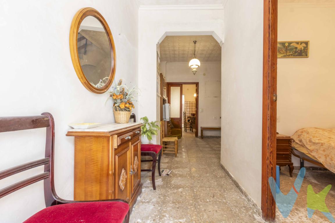 Ubicación: en el corazón de Artana, rodeado de tranquilidadEsta casa se encuentra en una calle céntrica de Artana, un pueblo tranquilo de la provincia de Castellón, ideal para quienes valoran la vida en un entorno natural, pero bien comunicado. Artana forma parte del Parque Natural de la Sierra de Espadán, lo que ofrece un entorno perfecto para los amantes de la naturaleza, las caminatas y la desconexión.Distribución funcional en tres plantas La casa cuenta con 115 m² construidos, sobre una base de 51 m², distribuidos en tres alturas que permiten distintos usos y configuraciones.En planta baja, encontramos una habitación exterior, un pequeño salón y una salita con salida a un pequeño patio, donde se ubica una cocina de verano. La casa no tiene cocina interior actualmente, por lo que es una buena oportunidad para diseñarla desde cero. También en esta planta hay un baño completo con bañera.En la primera planta, se sitúan dos habitaciones dobles, una orientada a la calle y otra al patio. Este nivel tiene espacio suficiente para incorporar un segundo baño, si se desea mejorar la comodidad general.En la segunda planta, encontramos una estancia diáfana y una habitación exterior que da acceso a una terraza amplia, ideal para relajarse, tender la ropa o disfrutar de las noches al aire libre.Estado general: para actualizar, pero con gran potencialLa casa se encuentra en estado funcional, ha sido utilizada esporádicamente como segunda residencia, y necesita algunas reformas y mejoras, lo que permite personalizarla al gusto del nuevo propietario. El tejado está a dos aguas, y la estructura ofrece muchas opciones para adaptar cada espacio a tus necesidades.Por 70.000 EUR, esta propiedad es una excelente ocasión para quienes buscan una casa de pueblo auténtica, con espacios exteriores y muchas posibilidades, en una zona donde se respira tranquilidad.¿Te gustaría transformarla en tu refugio rural o en tu hogar habitual? 📞 Llámanos para concertar una visita o resolver cualquier duda. ¡Te ayudamos a descubrir todo lo que esta casa puede ofrecerte!  