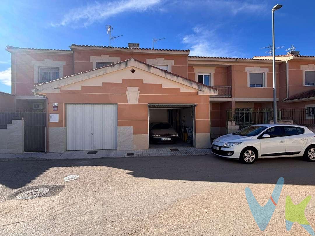 
Llámanos para que compruebes que es la casa que buscas. Tranquilidad y paz para vivir en un pueblo rural manchego.
Con una conservación en muy buen estado, esta propiedad cuenta con 3 habitaciones, lo que la hace perfecta para familias o parejas que buscan un hogar cómodo y acogedor.
Además, dispone de 120 metros útiles y 143 metros construidos en una estructura de hormigón, que garantiza su durabilidad y solidez.
Vivienda de VPO. Requisitos del comprador:

Ser demandante de vivienda en fomento.
Limitación ganancia unidad familiar 28.000€ anuales
No tener otra vivienda en propiedad.

La calefacción es individual de gasóleo y también cuenta con una bomba de calor en el salón para mantener un clima agradable durante todo el año.
Su orientación sur-oeste te permitirá disfrutar de una maravillosa luz natural y unas vistas increíbles.
No dejes pasar esta oportunidad y contáctanos para más información. ¡Te esperamos!
 
Hay 3 dormitorios en el piso superior. Garaje, cocina amueblada y comedor en planta inferior. Escalera de madera y granito es perfecto estado. Vivienda a estrenar. No han vivido en ella.
Calefacción diésel. Puertas de roble. Suelo de gres porcelánico. Cocina amueblada. Paredes pintadas con gotelet.
Orientación entrada Sur – Oeste.
Garaje amplio para coche, patio exterior delantero y patio trasero con cuarto para depósito de gasoil y caldera.
Pueblo con todos los servicios: Centro de salud, colegios, guarderías, supermercados, farmacia, etc.
IBI 217€ año
Tenemos financiera. Llámanos para ver tu viabilidad hipotecaria. ¡Consúltanos!
Información válida salvo error tipográfico.
Honorarios de intermediación inmobiliaria no incluidos en el precio.

 
 
 