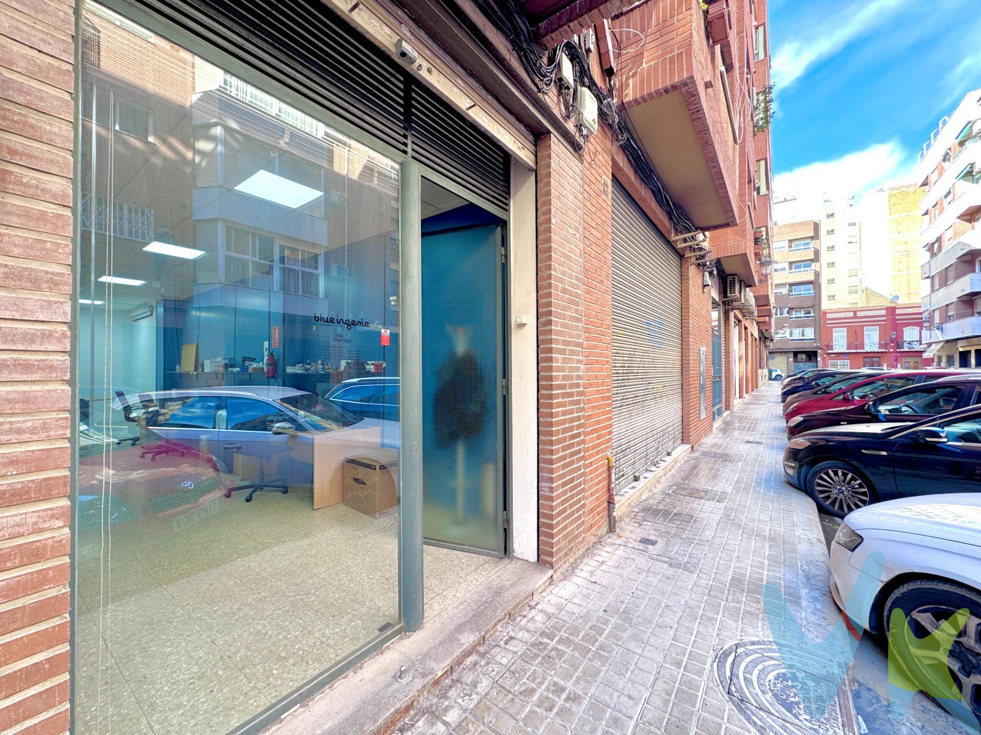 ¡Oportunidad única para emprendedores e inversores en una de las mejores zonas de Valencia! Este magnífico local comercial de 80 metros cuadrados construidos está estratégicamente ubicado en Valencia, a escasos pasos de la estación de metro de Aragón, y L'Amistat lo que garantiza una excelente conexión con el resto de la ciudad y un flujo constante de potenciales clientes. Situado en una zona vibrante y consolidada, el local cuenta con todos los servicios esenciales a su alrededor: colegios, supermercados, centros médicos y hospitales, todo ello a tan solo 2 minutos andando. Además, su proximidad al emblemático campo de fútbol Mestalla lo convierte en una ubicación privilegiada con gran visibilidad y tránsito. Este espacio, versátil y funcional, ofrece infinitas posibilidades para implantar tu negocio. Con su distribución diáfana, se adapta a cualquier actividad comercial, ya sea una tienda, oficina, estudio.. Nos ofrece un cuarto de baño completo, una habitación donde podemos darle uso como despacho, almacenamiento o simplemente un lugar más donde explotar nuestras necesidades, además de una pequeña buhardilla para poder aprovechar al máximo cada espacio de este cómodo local. Si buscas una inversión rentable o el lugar perfecto para hacer despegar tu proyecto, este local comercial combina ubicación, servicios y accesibilidad, en una de las áreas más dinámicas de Valencia. ¡No dejes escapar esta oportunidad y ven a visitarlo hoy mismo!