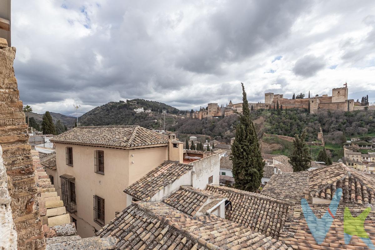 El Mirador de San Nicolás no está en venta, pero unas vistas similares desde esta casa.. ¡sí!  Una Joya Histórica en el Corazón del Albaicín. Esta casa morisca catalogada del Siglo XVI, ubicada junto al Aljibe de Trillo y el Mirador de San Nicolás, es una oportunidad única para inversores visionarios. Se encuentra en un enclave privilegiado y está lista para ser rehabilitada en un exclusivo hotel ciudad con local comercial asociado como actividad complementaria. Beneficios Clave para el Inversor:. ✅ Proyecto aprobado y licencias concedidas: Se han obtenido todos los permisos necesarios para la rehabilitación y operación del hotel. ✅ Versatilidad del proyecto: Se puede reorientar a Apartamentos Turísticos o incluso a uso residencial. ✅ Ubicación privilegiada: Zona de alto valor turístico, ideal para un hotel boutique dirigido a un público selecto. ✅ Vistas panorámicas: Varias habitaciones ofrecen espectaculares vistas a la Alhambra, además de una amplia terraza en la azotea. ✅ Negocio en marcha: Proyecto de hotel ciudad con 8 habitaciones y un local comercial en la planta baja con acceso desde la calle Aljibe de Trillo. Una Inversión Segura y Exclusiva. Si buscas una propiedad con historia, encanto y un alto potencial de rentabilidad, esta es tu oportunidad. Un enclave icónico en el Albaicín que garantiza una inversión con gran proyección de futuro. ¡Contacta para más información y descubre el potencial de esta joya arquitectónica!. Ref. N320. * El PVP indicado no incluye impuestos, gastos de Escritura ni honorarios de agencia. * Las superficies expresadas en esta página tienen carácter descriptivo y son aproximadas. * Los precios pueden ser susceptibles de modificación sin previo aviso. 