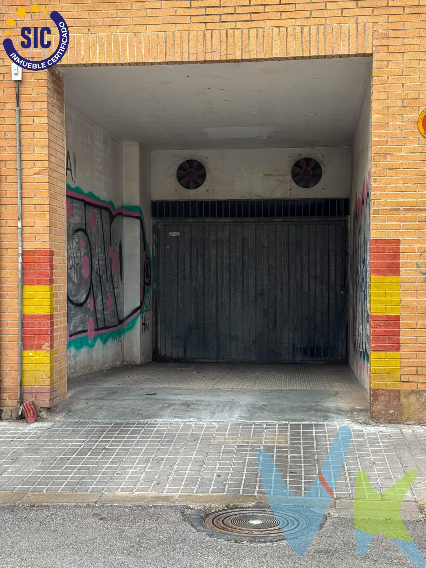 ¿Cansado de dar vueltas sin fin buscando aparcamiento en Burjassot? . ¡Tenemos la respuesta a tus problemas! Presentamos una magnífica plaza de garaje de 12,35 m² ubicada en la calle Escalante 21. Aquí, tu vehículo no solo estará a salvo de las inclemencias del tiempo y de posibles daños, sino que también te ofrecerá la comodidad de aparcar de manera rápida y sin complicaciones, transformando el estrés diario en una tarea sencilla. La estratégica ubicación de esta plaza es, sin duda, uno de sus mayores atractivos. Situada en una zona de Burjassot con una altísima demanda de aparcamiento, te garantiza un acceso directo e inmediato a las principales vías de comunicación de la localidad y sus alrededores. Esto la convierte no solo en una solución práctica para tu día a día, sino en una inversión excepcionalmente inteligente y rentable en el tiempo, asegurando su valor y potencial de revalorización. Imagina la incomparable sensación de tranquilidad al regresar a casa, sabiendo que tu plaza de aparcamiento te espera, siempre disponible y segura. Olvídate de los minutos perdidos y la frustración que conlleva la búsqueda de un lugar libre; con esta plaza, ahorrarás un tiempo precioso que podrás dedicar a lo que realmente importa. Además, su proximidad a una amplia variedad de servicios y comercios, como supermercados, tiendas locales, centros de ocio y una excelente red de transporte público, la posiciona como la opción más práctica, segura y eficiente para tu vehículo en Burjassot. ¡No dejes pasar la oportunidad de mejorar tu calidad de vida y la de tu coche!. La descripción del presente inmueble e imágenes tienen mero carácter informativo y en ningún caso carácter contractual, pudiendo ser modificados por la inmobiliaria comercializadora sin que ello implique responsabilidad alguna frente a terceros. En el precio de venta a público, esta propiedad NO incluye los gastos de adquisición (Notario, registro, gestión, honorarios, etc…). 
