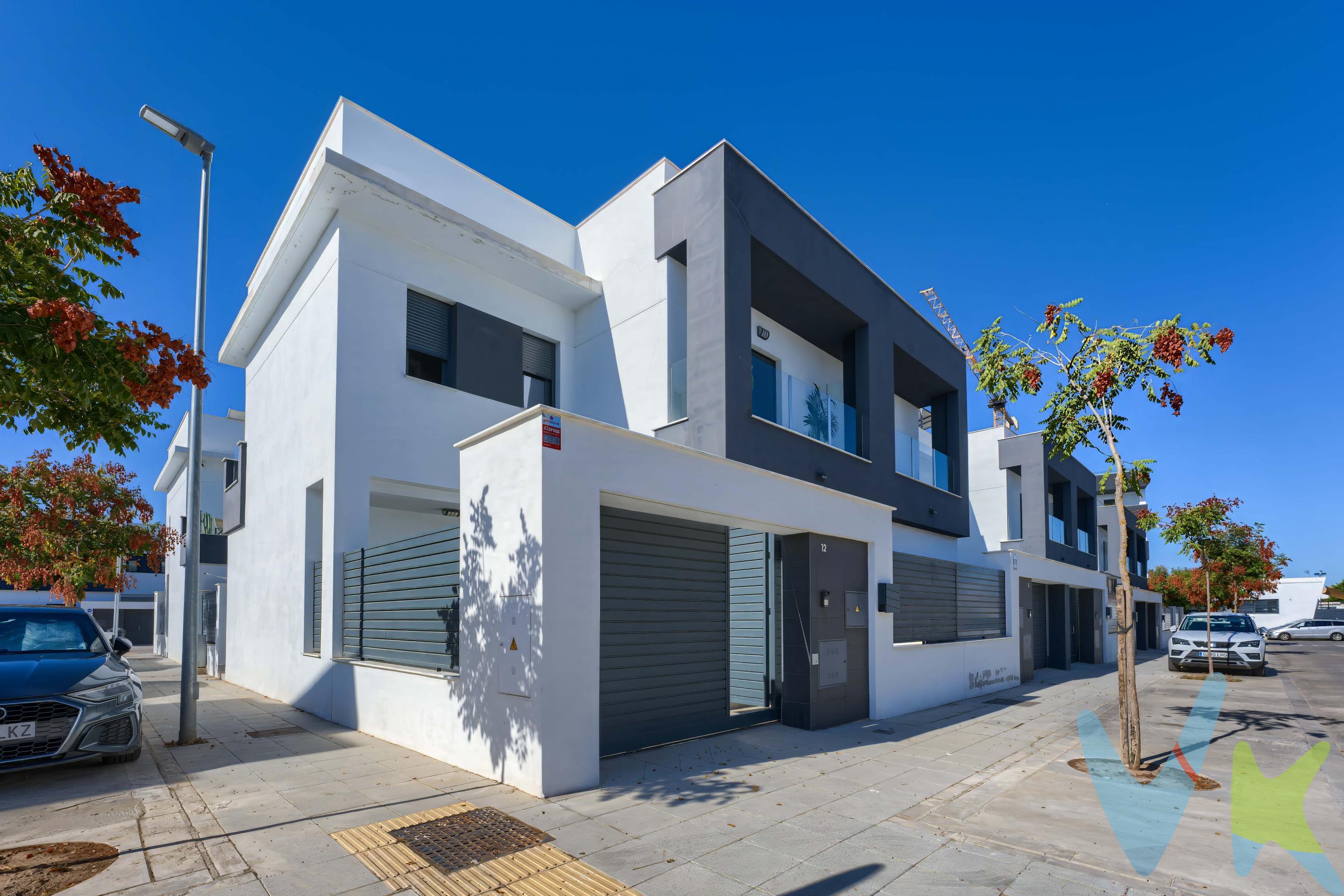PRECIO DE VENTA: [299.500 + GASTOS] €. Esta casa ha sido el escenario de momentos inolvidables y el lugar donde cada rincón fue pensado para disfrutar de la vida con calma y luz. Hoy ha llegado el momento de abrir una nueva etapa y pasar la llave a quienes deseen construir aquí su propio hogar. Lo que más voy a echar de menos es su luz. Al tener orientaciones Norte, Sur y Oeste, la vivienda abraza el sol durante todo el día. Es un chalet adosado muy reciente —construido en 2024—, por lo que cuenta con una eficiencia energética excelente que mantiene la casa a la temperatura perfecta todo el año sin apenas gasto, gracias a su sistema de frío/calor. Con 134 m2 pensados al detalle, la casa se distribuye en dos plantas que ofrecen todo el espacio y la comodidad que una familia necesita:. Espacio para todos: 4 habitaciones amplias y luminosas, perfectas para descansar, teletrabajar o dar a cada uno su propio lugar, además de 3 baños completos. Almacenaje sin agobios: Armarios empotrados vestidos y un práctico trastero para tenerlo todo siempre organizado. Exteriores para disfrutar: Un balcón privado para tomar el café por la mañana y un jardín propio dentro de la parcela de 126 m2, ideal para cenas al aire libre. Vida en comunidad y ocio: Dispone de un magnífico club social para celebrar eventos o compartir tiempo en familia, junto a la piscina y las zonas ajardinadas, pista de padel y gimnasio. Comodidad diaria: Plaza de garaje propia incluida en el precio, para llegar a casa con total tranquilidad. Está impecable, cuidada con todo el cariño y lista para entrar a vivir. Si buscas un hogar moderno, eficiente, lleno de vida y donde empezar a crear recuerdos desde el primer día, me encantará enseñártelo. En cumplimiento de las obligaciones de información previstas en la Ley 10/2025, de 28 de diciembre, de servicios de atención a la clientela y transparencia, así como en la normativa sectorial vigente, se hace constar que el precio indicado no incluye los gastos e impuestos inherentes a la adquisición, los cuales se desglosan a continuación:. •Impuesto sobre Transmisiones Patrimoniales (ITP): Se aplicará el tipo impositivo vigente en la Comunidad Autónoma de Andalucía, generalmente el 7% (20.965€), sin perjuicio de tipos reducidos del 3,5%, 1,2% o 1% aplicables según las circunstancias personales del comprador o las características del inmueble). El impuesto se devenga sobre el Valor de Referencia de Catastro o el precio de venta, aquel que resulte superior. •Gastos de Notaría: Los honorarios notariales se calcularán conforme al arancel oficial regulado en el Anexo I, del Real Decreto 1426/1989, de 17 de noviembre, por el que se aprueba el arancel Notarial. •Gastos de Registro: La inscripción en el Registro de la Propiedad se facturará según el arancel oficial establecido en el ANEXO I, del Real Decreto 1427/1989, de 17 de noviembre, por el que se aprueba el arancel Notarial. •Gastos de Gestión (Gestoría): Los honorarios por la tramitación administrativa, liquidación de impuestos e inscripción registral ascienden aproximadamente a [545] € (IVA incluido). •Honorarios Agencia del Vendedor: incluidos en el PVP. •Honorarios Agencia del comprador: La agencia prestará los servicios de información, asesoramiento y acompañamiento previstos en el Encargo de Servicios y en el D.I.A. Si solicita servicios adicionales o personalizados, sus honorarios serán informados previamente, de forma individualizada y por escrito, conforme a la libertad de pactos y a la normativa vigente. NO VINCULADOS AL PRECIO DE COMPRA. Para una información exhaustiva sobre el funcionamiento, tipos impositivos y bonificaciones del ITP en Andalucía, puede consultar el portal oficial de la Agencia Tributaria de la Junta de Andalucía en el siguiente enlace:. Documento D. I. A. a disposición del consumidor según Decreto 218/2005 Junta de. Andalucía.
