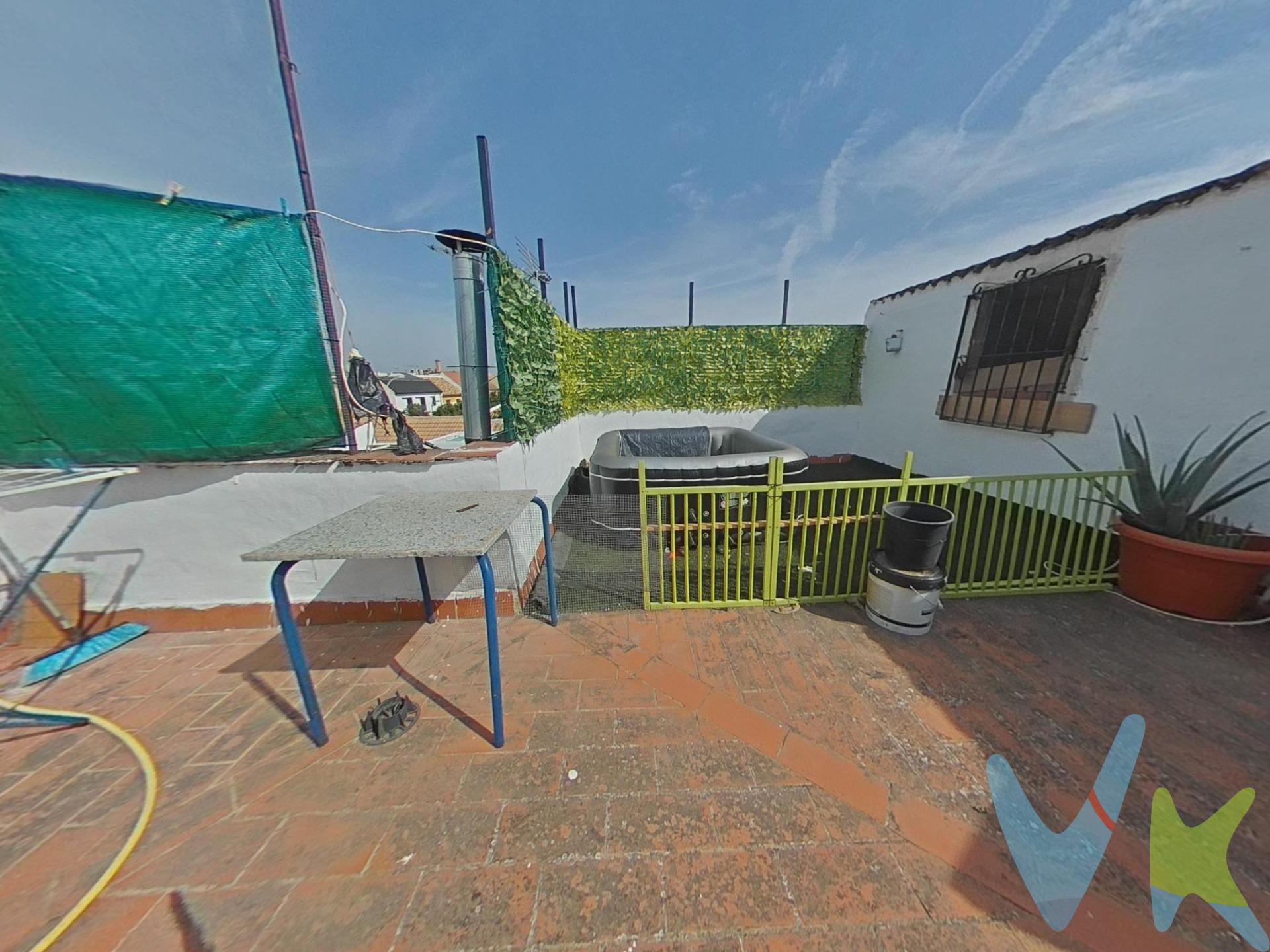 🏡Con un total de 144 metros construidos esta hermosa propiedad se distribuye en dos plantas más una amplia azotea ideal para disfrutar del clima de nuestra ciudad. . En la planta baja, te recibirá un espacioso hall de entrada que conduce a un amplio salón independiente equipado con chimenea 🔥, perfecto para momentos familiares acogedores. La cocina está totalmente equipada y cuenta con todo lo necesario para tus actividades culinarias 🍳. También encontrarás un baño completo y un encantador patio donde relajarte al aire libre 🌿. En la primera planta hay tres amplios dormitorios 🛏️; dos de ellos cuentan con armarios empotrados que optimizan el espacio y ofrecen comodidad adicional, además encontramos otro baño completo perfectamente diseñado 🚿. No olvides explorar la azotea ☀️: perfecta para tomar el sol o realizar reuniones sociales! . Incluye también lavadero y trastero 😌para mantener tu hogar organizado . Una oportunidad única que no querrás dejar pasar! No dudes en visitarla. El comprador tendrá un coste adicional de un 2,5% más IVA del precio de venta final, por el servicio de gestión, asesoramiento y formalización del proceso de compra. Este importe no está incluido en el precio publicado en venta. INFORMACIÓN ADICIONAL. Para cumplir con la normativa vigente tenemos a disposición del cliente el Documento de Información Abreviada D. I. A. Los precios indicados pueden sufrir alteraciones sin previo aviso. Los GASTOS DE LA COMPRA serán según ley (Notaria, Registro e Impuestos) y no están incluidos en el precio señalado. 