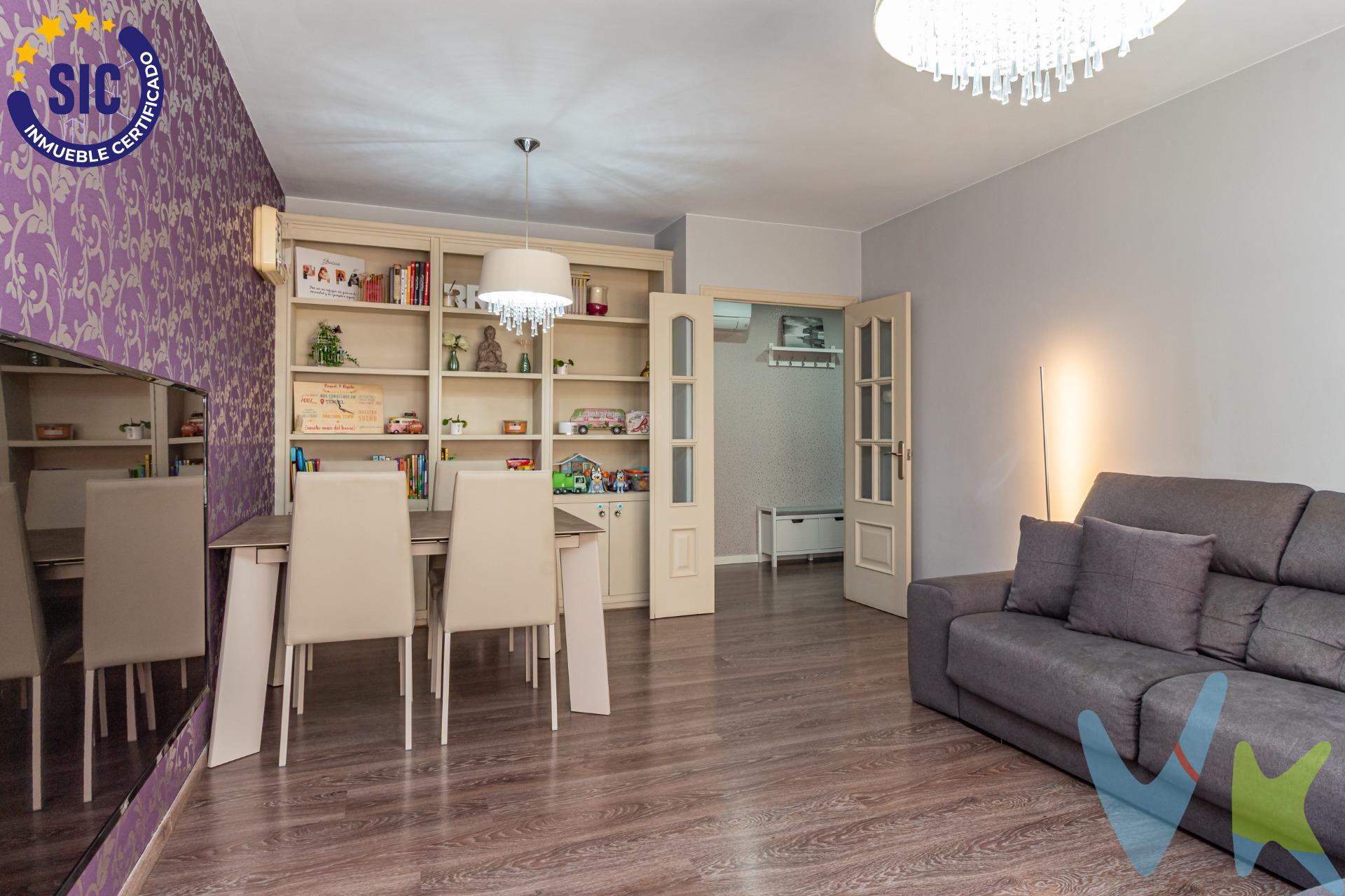 Descubre este elegante y amplio piso situado en la zona de la Biblioteca Pública de Benicarló, a tan sólo 200 metros de la Plaza Constitución, el centro neurálgico del municipio, y junto al paseo marítimo, que conecta con la playa, situada a 500 metros, donde encontramos el Parador Nacional, el puerto deportivo y su zona de ocio. Gracias a su ubicación, tendrás todos los servicios a un paso: comercios, supermercados, colegios y centro de salud, lo que hace la vida diaria mucho más cómoda y práctica. La vivienda cuenta con tres dormitorios dobles y dos baños completos, uno de ellos con bañera de hidromasaje incorporado al dormitorio en suite, que también dispone de un gran armario empotrado. Ambos baños presentan acabados modernos que combinan funcionalidad y estética. La cocina office es amplia y permite colocar una mesa para que las comidas del día a día sean cómodas y prácticas. El salón es luminoso y acogedor, un espacio perfecto para relajarse, estar en familia o recibir visitas. Entre sus características destacan los acabados de alta gama, el suelo radiante en toda la vivienda, aire acondicionado y un descalcificador que protege tus instalaciones y aumenta la durabilidad del hogar. Además, dispone de un práctico cuarto de lavandería y plaza de parking en la planta sótano del edificio. Benicarló es una población muy próxima a Vinaroz, capital de la comarca con todos los servicios como organismos oficiales y hospital, y a Peñíscola, población turística de referencia en la provincia. La vivienda se encuentra lista para entrar a vivir, amueblada, en perfecto estado de uso, ofreciendo una combinación perfecta de calidad, confort y localización privilegiada, para quienes buscan un hogar familiar completo cerca del mar, por lo que no necesitarás una segunda residencia: vivirás cómodamente y además disfrutando de la playa todo el año. (*) Cláusula de Transparencia y Desglose de Gastos. En cumplimiento de las obligaciones de información previstas en la Ley 10/2025, de 28 de diciembre, de servicios de atención a la clientela y transparencia, así como en la normativa sectorial vigente, se hace constar que el precio indicado no incluye los gastos e impuestos inherentes a la adquisición, los cuales se desglosan a continuación:. - Impuesto sobre Transmisiones Patrimoniales (ITP): Se aplicará el tipo impositivo vigente en la Comunidad Valenciana, generalmente el 10%, sin perjuicio de tipos reducidos aplicables según las circunstancias personales del comprador o las características del inmueble. El impuesto se devenga sobre el Valor de Referencia Catastral o el precio de venta, aquel que resulte superior. Para una información exhaustiva sobre el funcionamiento, tipos impositivos y bonificaciones del ITP, puede consultar el portal oficial de la Agencia Tributaria autonómica en el siguiente enlace: www.atv.gva.es/es/itpajd. - Gastos de Notaría: Los honorarios notariales se calcularán conforme al arancel oficial regulado en el Anexo I, del Real Decreto 1426/1989, de 17 de noviembre, por el que se aprueba el arancel Notarial. - Gastos de Registro: La inscripción en el Registro de la Propiedad se facturará según el arancel oficial establecido en el Anexo I, del Real Decreto 1427/1989, de 17 de noviembre, por el que se aprueba el arancel de los Registradores de la Propiedad. - Gastos de Gestión: Los honorarios por la tramitación administrativa, liquidación de impuestos e inscripción registral, en el supuesto de ser a cargo de la agencia inmobiliaria, ascienden a 302,50 € (IVA incluido). - Honorarios Agencia del Vendedor: incluidos en el precio publicado. - Honorarios Agencia del Comprador: Se informa que eventualmente podrían existir honorarios profesionales a cargo del adquirente, en aquellos casos en que se hubieran contratado previamente los servicios específicos del encargo de compra y en ningún caso estarán vinculados al precio.