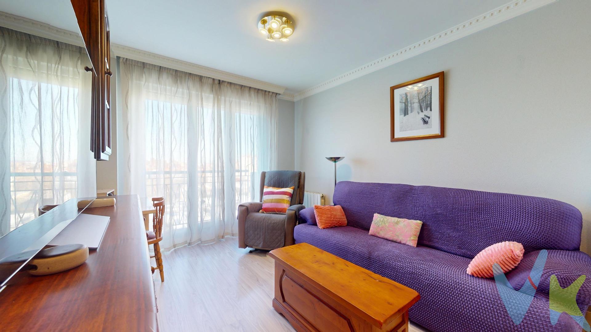 Imagina despertarte cada mañana con la luz del este entrando suavemente por las ventanas, iluminando cada rincón de tu hogar. Este piso en C/ Tórtola, en la zona de San Isidro, justo frente al parque Fuente de la Salud, no es solo una vivienda… es un lugar donde la vida fluye con comodidad y armonía. Al abrir la puerta, descubres una distribución pensada para aprovechar cada metro al máximo. Sin pasillos que resten espacio, la casa se siente amplia, práctica y acogedora desde el primer momento. El salón, bañado por una luz natural constante, se convierte en el corazón del hogar: un espacio perfecto para compartir momentos, relajarse o disfrutar de la tranquilidad que ofrecen sus vistas despejadas desde un bonito balcón. La cocina, completamente equipada, está lista para acompañarte en el día a día, ya sea preparando un desayuno rápido antes de salir o una cena especial para amigos y familia. Cuenta con dos habitaciones, ideales tanto para una familia, como para quienes necesitan un despacho o espacio extra. El baño, cómodo y funcional, completa una vivienda equilibrada y lista para entrar a vivir. La orientación este garantiza mañanas luminosas y agradables durante todo el año. Además, dispone de garaje y trastero, un valor añadido que aporta comodidad y espacio extra de almacenamiento. Vivir aquí significa tenerlo todo a mano: supermercados, colegios, centro de salud, pequeño comercio y zonas verdes donde pasear o desconectar. Frente al parque, con vistas abiertas y muchísima luz, este piso combina ubicación, funcionalidad y calidad de vida. Un hogar donde empezar una nueva etapa. ¿Te imaginas viviendo aquí. Precio vivienda: 169.000€. Garaje: 18.000€. Trastero: 5.000€. Operación sujeta a doble mediación. Honorarios a cargo del comprador del 4% del valor final de la compraventa, más IVA (21%), salvo pacto en contrario, no incluidos en PVP. La agencia actúa exclusivamente como intermediaria. El PVP indicado no incluye impuestos ni gastos de Escritura. Las superficies expresadas en esa página tienen carácter descriptivo y son aproximadas. Los precios pueden ser susceptibles de modificación sin previo aviso. 