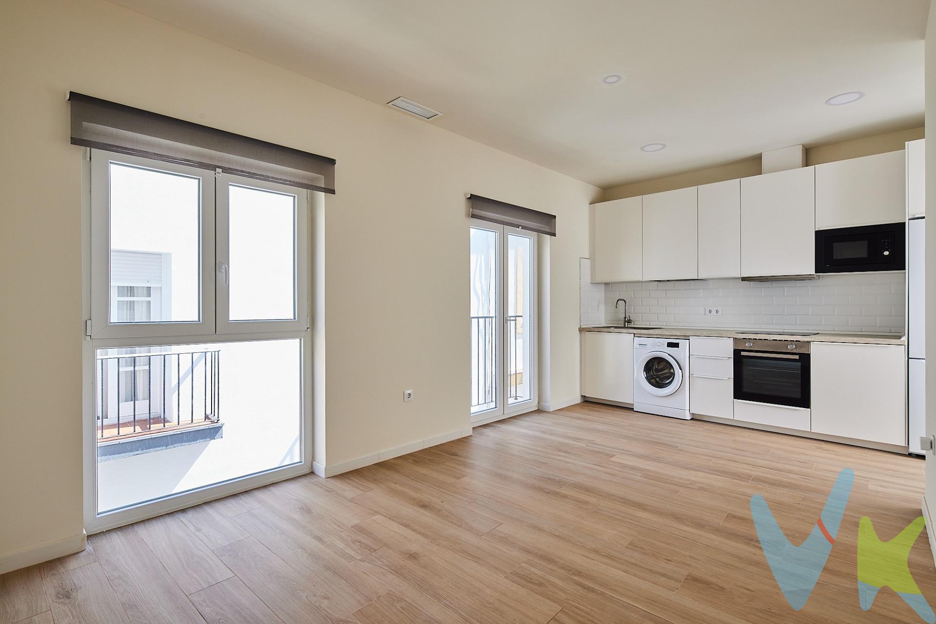Ponemos a la venta este magnífico piso de obra nueva (año 2023), listo para entrar a vivir. Consta de 2 dormitorios (uno amplio y otro de tamaño estándar), 2 baños completos y un luminoso salón con cocina americana, ideal para disfrutar de un espacio moderno y funcional. La cocina está completamente equipada con electrodomésticos nuevos, sin estrenar, lo que convierte este piso en una excelente opción tanto para vivienda habitual como para inversión. Ubicado en una zona tranquila y muy demandada, con todos los servicios a mano, y a tan solo unos pasos del mar, este inmueble ofrece calidad de vida, comodidad y un entorno único en pleno corazón de Cádiz. Edificio rehabilitado completamente en sus instalaciones eléctricas, fontanería, revestimientos, aislantes, carpinterías, etc.., permaneciendo la estructura original del mismo. . Gastos, impuestos y honorarios de la agencia no incluidos en el precio. Si estás interesado en esta propiedad pero tienes que vender, contacta con nosotros, te ayudamos a encontrar comprador para tu vivienda. 