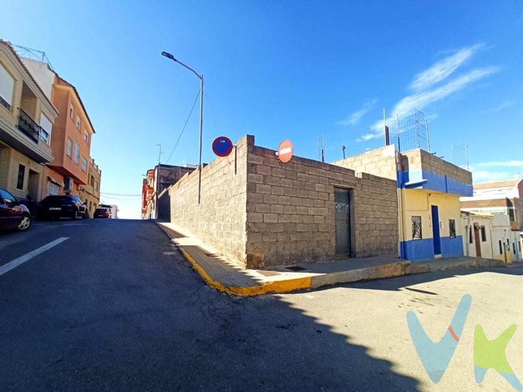 131 m2 de solar para edificar o utilizar de almacén, en la parte alta de la población de la Llosa. Muchas posibilidades. En caso de edificación, te ofrece unas vistas espectaculares a la playa y a los huertos de naranjos. Si lo necesitas, te ayudamos con la financiación.  .  Los impuestos, gastos de notaría, registro y honorarios de agencia no están incluidos en el precio de venta.  . La Llosa es un pequeño municipio de casi mil habitantes ,situado en la comarca de la Plana Baja en Castellón. Rodeada de campos de naranjos y vegetación, su término municipal limita al este con el mar Mediterráneo por lo que está cerca de la playa … También limita con Vall D’Uixo, Xilxes y Almenara.  Está bien comunicado con las capitales de provincia Valencia y Castellón con la N-340, con la. con la Autovía A7 y con la red ferroviaria de Cercanías (Valencia-Castellón).  Es un pueblo muy tranquilo para vivir y está muy bien situado a medio camino entre Castellón y Valencia.