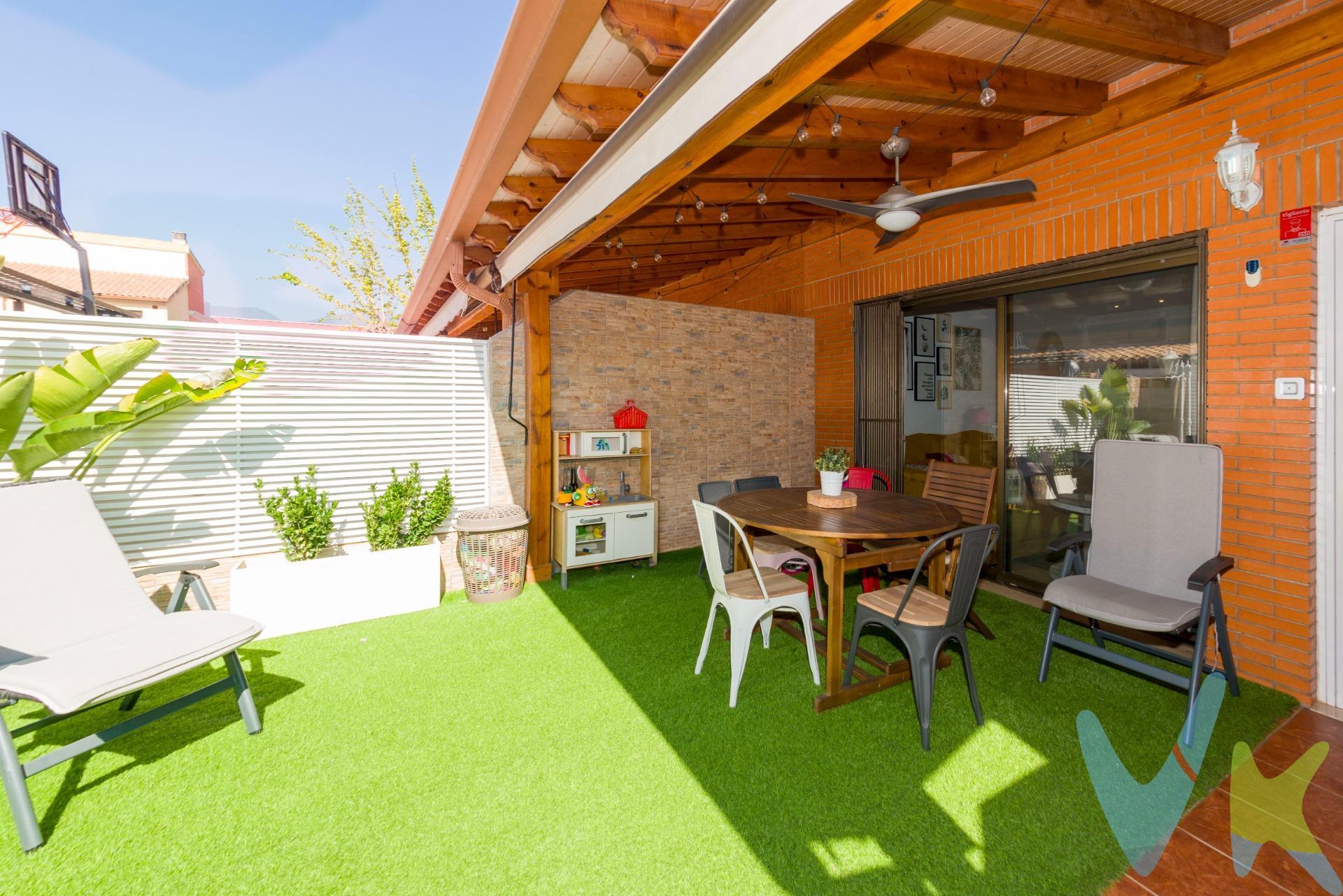 🏡 Magnífico adosado cerca de la Playa Heliópolis en Benicasim 🌊☀️. Se vende estupendo adosado en una de las zonas más tranquilas y demandadas de Benicàssim, a pocos minutos de la fantástica Playa Heliópolis 🏖️, conocida por su amplio paseo marítimo, carril bici 🚴 y todos los servicios para disfrutar del Mediterráneo durante todo el año. 📍 La vivienda se encuentra muy próxima al Colegio El Palmeral, lo que la convierte en una opción ideal tanto para familias 👨‍👩‍👧‍👦 como para segunda residencia junto al mar. ✨ El adosado está en excelente estado, listo para entrar a vivir. Dispone de:. 🛋️ Amplio y luminoso salón-comedor. 🍽️ Cocina independiente totalmente equipada. 🛏️ Varias habitaciones exteriores, en la primera planta tres habitaciones y en la segunda otra habitación con una terracita cubierta. 🚿 Baños completos. 🌿 Terraza y espacios exteriores para disfrutar del buen clima. 🏘️ Forma parte de una agradable urbanización privada con:. 🌴 Zonas comunes ajardinadas. 🏊 Piscina comunitaria. ☀️ Ambiente tranquilo y familiar. 📍 Su ubicación combina tranquilidad residencial, cercanía a la playa y todos los servicios, lo que lo convierte en una oportunidad perfecta tanto para vivir todo el año como para disfrutar de vacaciones en la costa. Esta vivienda se encuentra en Benicasim (Comunidad Valenciana), una de las localidades más valoradas de la costa mediterránea española por su calidad de vida, playas amplias y clima suave durante todo el año. Benicasim está situada junto a la ciudad de Castellón de la Plana, a tan solo 10-15 minutos en coche, donde encontrarás todos los servicios de una capital de provincia: hospitales, centros comerciales, universidades y estación principal de tren. ✈️ Conexiones nacionales e internacionales. La ubicación es especialmente cómoda tanto para residentes habituales como para quienes viajan desde el extranjero:. •	A 25 minutos del Aeropuerto de Castellón, con conexiones internacionales en expansión. •	A aproximadamente 1 hora del Aeropuerto de Valencia, principal aeropuerto internacional de la región, con vuelos diarios a numerosas ciudades europeas. 🚄 Benicasim cuenta además con estación de tren con conexiones directas a Valencia, Barcelona y otras ciudades españolas. 🌊 Entorno y estilo de vida. Benicasim Playa es conocida por sus kilómetros de playas de arena fina, su paseo marítimo y su ambiente tranquilo y familiar. Un enclave ideal tanto como residencia habitual, segunda vivienda o inversión internacional en una de las zonas más estables y demandadas del Mediterráneo español. Por mandato expreso del propietario comercializamos este inmueble mediante contrato de multi-exclusiva, por el cual numerosas agencias colaboradoras, nacionales e internacionales, ofrecen esta vivienda a sus potenciales compradores, todo ello garantizando un servicio de calidad, un trato fácil, sencillo y sin interferencias de terceros, ya que la gestión es a través de nuestra agencia. *Impuestos, gastos de compraventa tales como honorarios agencia y financiación no incluidos. 