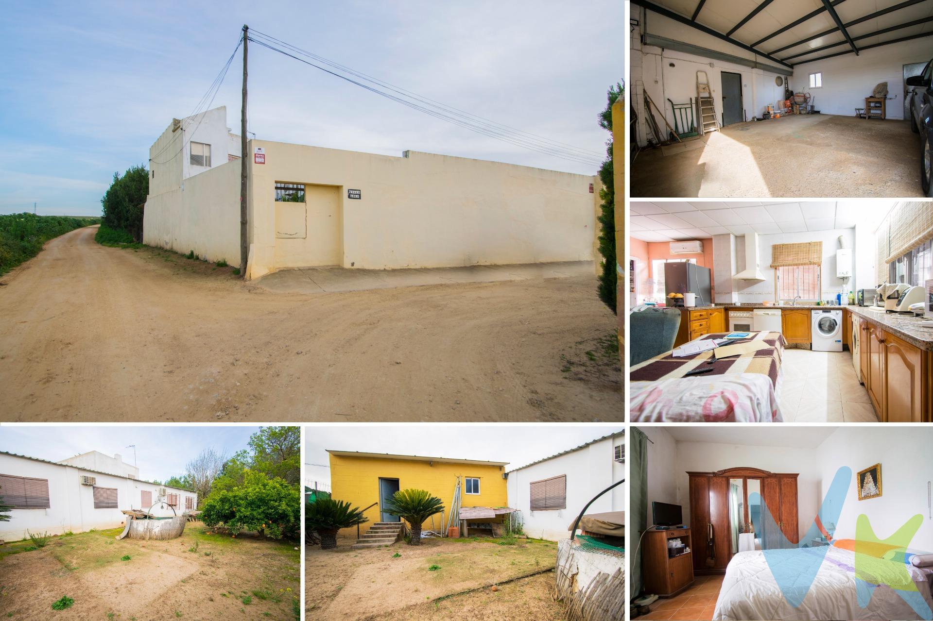 Gran oportunidad, terreno en Coria del Río con casa, almacén y amplio garaje. Terreno de 512m2 con casa construida que consta de salón de paso, cocina amueblada, tres dormitorios y baño. En el exterior hay una amplia zona de jardín con pozo, donde podrá poner una piscina, un gran almacén y un amplio garaje. Ideal para fines de semanas, veranos...Solicite más información sin compromiso. Informamos a nuestros clientes compradores que el precio de venta no incluye lo siguiente: Honorarios de la agencia inmobiliaria, Impuestos (I.T.P., I.V.A. o A.J.D., en su caso) ni otros gastos de la compraventa (gastos de Registro de la Propiedad, Notaría, Gestoría ni de posible Financiación). Documento D.I.A. a disposición del consumidor según Decreto 218/2005 Junta de Andalucía.