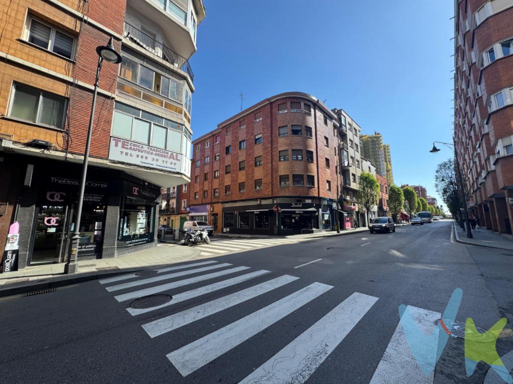 Presentamos este encantador piso en venta, situado en una ubicación envidiable de Gijón. Con sus 100 metros cuadrados construidos y 80 metros útiles, esta propiedad ofrece un ambiente acogedor y espacioso para quienes buscan una vivienda en esta vibrante ciudad. Construido en 1962, este inmueble conserva el encanto de la época con todas las comodidades modernas que se esperan hoy en día.Ubicado en la primera planta de un edificio equipado con ascensor, este piso es ideal para familias o para quienes desean disfrutar de un espacio amplio y bien distribuido. Al ingresar a la vivienda, te recibirán tres amplias habitaciones, perfectas para adaptarlas a tus necesidades personales, ya sea como dormitorios, oficina en casa o habitaciones para invitados. Estas estancias, llenas de luz natural, garantizan confort y una disposición funcional.La sala de estar es un espacio que invita al descanso y al esparcimiento. Conectada directamente con un balcón privado, desde donde podrás disfrutar del aire fresco y de vistas agradables, es perfecta para disfrutar de momentos de tranquilidad o para compartir con amigos y familiares. La distribución del piso ha sido pensada para ofrecer comodidad y aprovechar al máximo cada rincón.La cocina, equipada para satisfacer las necesidades del día a día, ofrece un espacio práctico y funcional. Desde preparar una deliciosa cena hasta compartir un desayuno en familia, será el corazón de muchas memorias y momentos especiales. Además, al encontrarse cerca de servicios de transporte público como trenes y autobuses, la movilidad y el desplazamiento no serán un problema. Esta característica es especialmente útil para quienes trabajan o estudian en otras partes de la ciudad o para aquellos que simplemente disfrutan de moverse con facilidad.La ubicación del inmueble es otro de sus grandes atractivos. Situado en una zona bien comunicada, tendrás a tu disposición una variedad de servicios a solo unos pasos: tiendas, restaurantes, centros de ocio y educación, todo al alcance de la mano. Esta cercanía con el entorno urbano te permitirá disfrutar del vibrante día a día de una ciudad dinámica como Gijón, sin renunciar a la comodidad de regresar a un hogar acogedor.Comprar este piso es más que adquirir una propiedad; es invertir en una calidad de vida excepcional en una de las ciudades más encantadoras de la costa norte de España. Aquí, podrás disfrutar de la combinación perfecta entre tradición y modernidad, además de una atmósfera cosmopolita que caracteriza a Gijón.Invitamos a todos aquellos interesados en conocer su próximo hogar a visitar esta propiedad y a descubrir personalmente todo lo que tiene para ofrecer. Esta es una oportunidad que no querrás dejar pasar. Aprovecha este momento para vivir en un lugar donde cada detalle ha sido diseñado pensando en tu comodidad y en la de tu familia. No dudes en comunicarte para concertar una visita o para obtener más información; estaremos encantados de atenderte y ayudarte a dar el siguiente paso hacia tu nuevo hogar. 