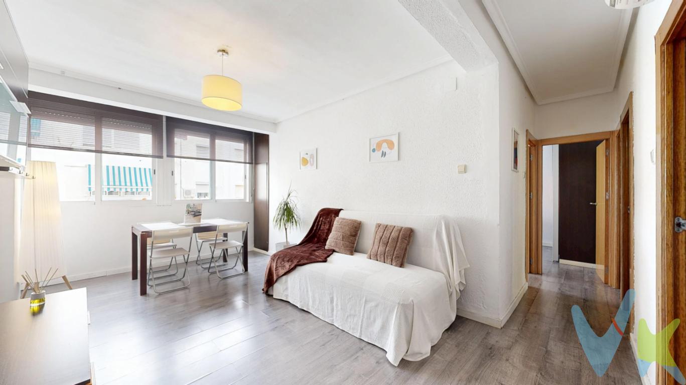 VIVIENDA DE 3 HABITACIONES CON ASCENSOR EN PLENA AVENIDA DE BURJASOT. No pierdas esta oportunidad de conseguir la vivienda que estabas buscando cerca del Nou Mestalla preparada para entrar a vivir. Situada en una de las mejores zonas de Valencia con mucha proyección si lo que buscas es invertir o de uso privado, ya que tiene todos los servicios cerca:  autobús, tranvía, metro, farmacia, ambulatorio, colegios, cafeterías, supermercados. Enfrente tenemos el parque de Benicalap, una ubicación privilegiada.Se trata de una vivienda en la cuarta planta de cinco alturas, su distribución es perfecta porque no tiene apenas pasillo y está totalmente diferenciada la zona de día de la zona de noche. La zona de día destaca por un amplio salón muy luminoso con un gran ventanal con vistas despejadas con excelente orientación y una cocina con amplia zona de almacenaje. Por otro lado, en la zona de noche encontramos las tres habitaciones y el baño completo, destacando la habitación de matrimonio por su gran armario empotrado perfecto para tenerlo todo ordenado.Las puertas son de madera, las ventanas climalit, aire acondicionado frio, calor, puerta blindada etc.La vivienda es interior, por lo que no oirás los ruidos de los coches y podrás tener mejor descanso para ti y los tuyos.No lo pienses más, ven a descubrir tu nuevo hogar y empieza a vivir como siempre habías deseado.MBI ABASTOS está inscrita en el Registro de Agentes de Intermediación Inmobiliaria de la Comunidad Valenciana RAICV 1525.La descripción del presente inmueble e imágenes tienen mero carácter informativo y en ningún caso carácter contractual, pudiendo ser modificados por la agencia inmobiliaria sin que ello implique responsabilidad alguna frente a terceros. No incluidos en el precio impuestos, gastos de notaría, registro ni honorarios de la agencia. Esta propiedad se pone a la venta con toda la documentación comprobada y en regla, por lo que ofrecemos GARANTIAS a los compradores.Por mandato expreso del propietario comercializamos este inmueble mediante contrato de multiexclusiva, por el cual numerosas agencias colaboradoras, nacionales e internacionales, ofrecen esta vivienda a sus potenciales compradores, todo ello garantizando un servicio de calidad, un trato fácil, sencillo y sin interferencias de terceros. Por este motivo, se ruega no molestar al propietario, a los ocupantes de la propiedad, a los vecinos o conserjes del edificio o urbanización si los hubiera. Muchas gracias por su compre