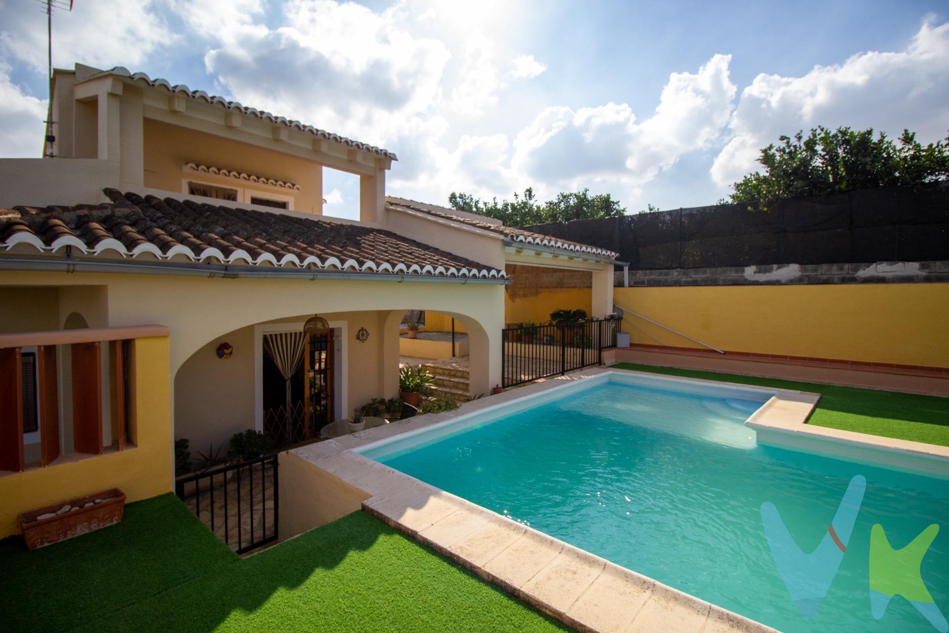 Este encantador chalet, situado en la población de Castelló, (Valencia) zona Utxera, combina perfectamente la tranquilidad de su entorno natural con la comodidad de estar cerca de todos los servicios. Ubicado en una parcela con árboles frutales, el inmueble se encuentra a pie llano, destacando por sus tres porches que inundan de luz natural los espacios y crean un ambiente acogedor. Los materiales utilizados en su construcción están en perfecto estado, con techos altos adornados con vigas de madera que realzan su carácter rústico. Desde la planta baja, una escalera de caracol conduce a la parte superior, donde encontramos una amplia habitación y una espaciosa terraza con vistas despejadas. El exterior es, sin duda, uno de los puntos más destacados de la propiedad, con diversas zonas de descanso tanto en los porches como al aire libre. Junto a la piscina, una zona sombreada con bancos invita al relax, y el agua para su llenado puede provenir del pozo comunitario o del propio que dispone la propiedad. El chalet también cuenta con un garaje cerrado, amplia zona de almacenamiento,  barbacoa y un bonito jardín que completa la propiedad, ideal para disfrutar del clima mediterráneo y la tranquilidad de la zona. A nivel de accesibilidad, el chalet goza de una ubicación privilegiada pues en dos minutos puedes estar en el pueblo o coger la autovía, lo que facilita la conexión con los alrededores. A doce minutos en coche, se puede llegar a Xàtiva, la capital de la Costera y a Valencia en treinta minutos. . Si estás interesado@ ponte en contacto. Tfno 96 172 45 35. Móvil 644 21 34 93. www.grupo-vive.com. vivexativa@grupo-vive.com
