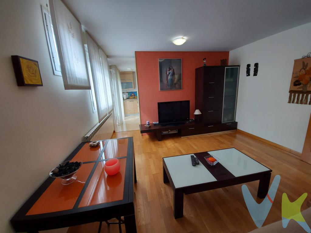 Acogedor apartamento con garaje  y trastero en Villamediana de Iregua.Situado en la primera planta de un edificio construido en 2003, este inmueble es perfecto tanto para aquellos que buscan un hogar en una zona tranquila y con excelentes serviciosCon una superficie útil de 51,44 m², este piso destaca por su distribución optimizada. Dispone de dos habitaciones amplias y luminosas.La cocina completamente equipada permite preparar deliciosas comidas para compartir en el bonito salón. Cuenta con plaza de garaje, un importante añadido y dispone de un trastero que proporciona espacio extra para almacenamiento.Magnífica urbanización privada para disfrutar de los momentos de ocio al aire libre.En cuanto a su ubicación, Villamediana de Iregua es conocida por su ambiente tranquilo y su cercanía a Logroño, un entorno tranquilo pero con todas las comodidades a un paso. La comunidad cuenta con todos los servicios necesarios a su alrededor, como supermercados, centros educativos y espacios verdes.No deje pasar la oportunidad de conocer este piso en Villamediana de Iregua. Póngase en contacto para más información y para concertar una visita. 