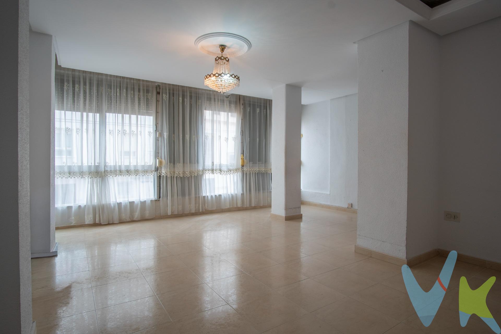 Existen viviendas que conservan intacta la solidez de las construcciones de antes, esas donde los metros y la distribución lógica son la prioridad. Este piso, situado en una de las zonas más estratégicas de El Carmen, es un ejemplo perfecto de hogar cuidado que ofrece dos caminos: disfrutar de su excelente estado de conservación actual o realizar una actualización para adaptarlo a las nuevas tendencias. Ubicado en un edificio con ascensor, la propiedad está rodeada de todos los servicios esenciales: colegios, centros médicos, supermercados y la comodidad del tranvía prácticamente a la puerta. La vivienda destaca por una distribución equilibrada y estancias de dimensiones generosas. Sus cuatro dormitorios y el salón principal mantienen detalles originales, como las molduras decorativas en los techos, que aportan un carácter señorial difícil de replicar hoy en día. Es una base magnífica para quien desee conservar la esencia de la casa, limitándose a actualizar acabados para ganar luminosidad y frescura. Uno de los puntos más funcionales de esta primera planta es su patio de luces privado y la zona de lavadero independiente. Este espacio exterior es un desahogo muy valioso en el centro de la ciudad, ideal para organizar un rincón de lavandería eficiente o crear un pequeño oasis de plantas que ventile y dé vida al corazón de la vivienda. Vivir aquí es elegir la practicidad de tenerlo todo a mano sin renunciar a la amplitud. Es la opción ideal para familias que buscan un piso "de los de siempre" en una ubicación imbatible, con el potencial de convertirse, con apenas unos toques estéticos, en una propiedad moderna y llena de estilo. Una oportunidad sólida para proyectar un futuro a medida en el centro. Informamos a nuestros clientes de que los gastos de notaría, registro, gestoría, impuestos y los honorarios de la agencia no están incluidos en el precio. Disponemos del documento informativo abreviado de la propiedad (según decreto 218/2005, del 11 de octubre) y de seguro de caución para la protección del dinero entregado como señal para la reserva de una vivienda. Por mandato expreso del propietario, comercializamos este inmueble en exclusiva, lo que le garantiza el acceso a toda la información, un servicio de calidad y un trato sin interferencias de terceros. Por este motivo, se ruega no molestar al propietario, a los ocupantes de la propiedad o a los vecinos. Muchas gracias por su comprensión.