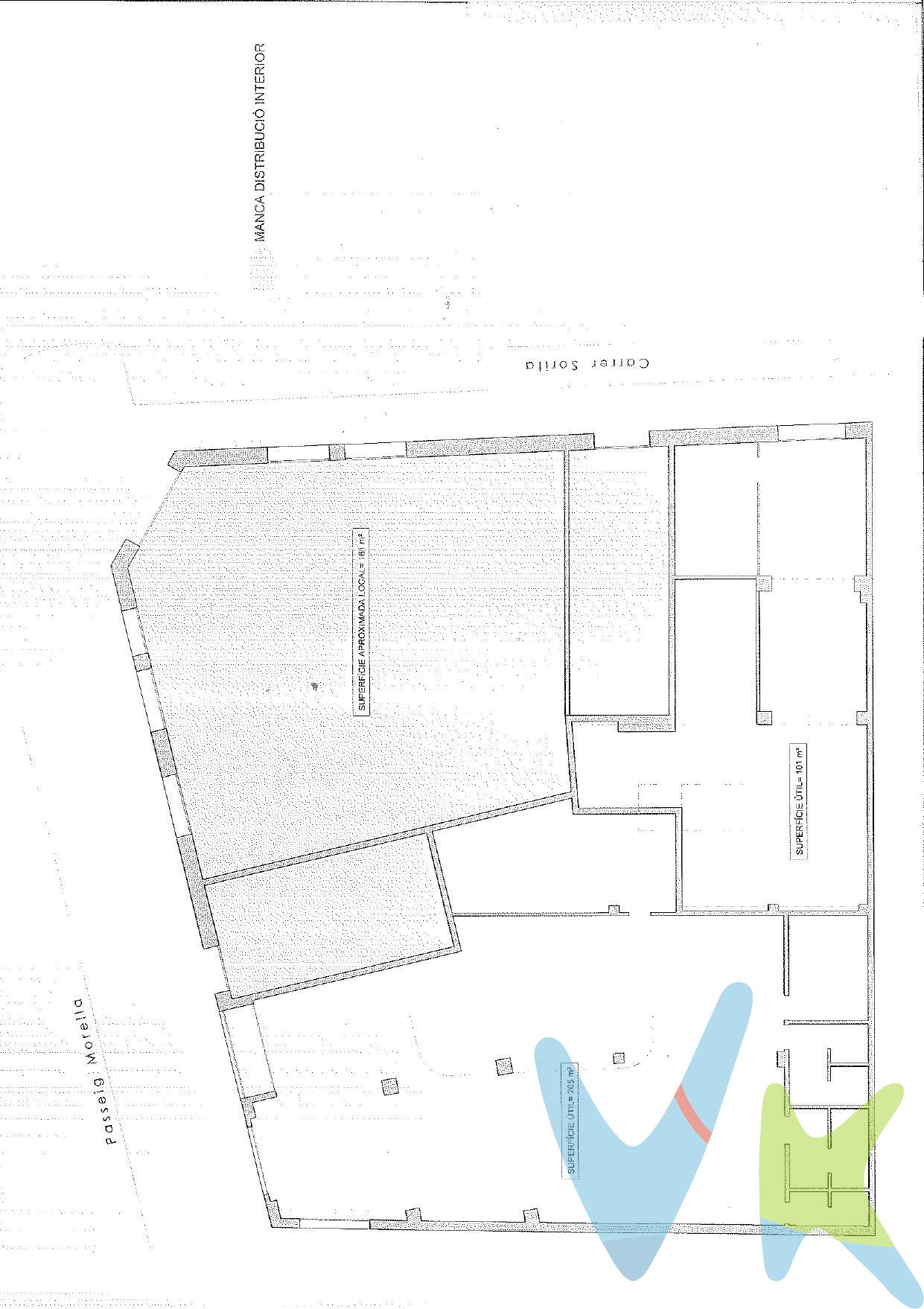 Amplio local comercial de 450 m2 útiles distribuidos en tres locales independientes, cada uno con entrada propia. Uno de los locales era una antigua oficina bancaria totalmente equipada y con cristal de seguridad, el segundo es una espaciosa cafetería accesible desde Paseo Morella  lo que significa una alta visibilidad y fácil acceso para los clientes. El tercero es un espacio diáfano con entrada por la calle Zorita. Mi amplitud, ubicación privilegiada y altura me convierten en la elección ideal para cualquier tipo de negocio. Además, puedo ajustarme a las necesidades específicas del empresario gracias a mi versatilidad en tamaño.  No dudes más.  ¡Ven a visitarme! . Te encantaré. Este inmueble es en exclusiva, con lo que le facilitamos cualquier información sobre la vivienda. Por este motivo, solicitamos no molesten al propietario, ocupantes de la propiedad, vecinos o conserje de la comunidad. En todos los casos los precios expuestos son más impuestos y gastos derivados de la transmisión del inmueble. . 