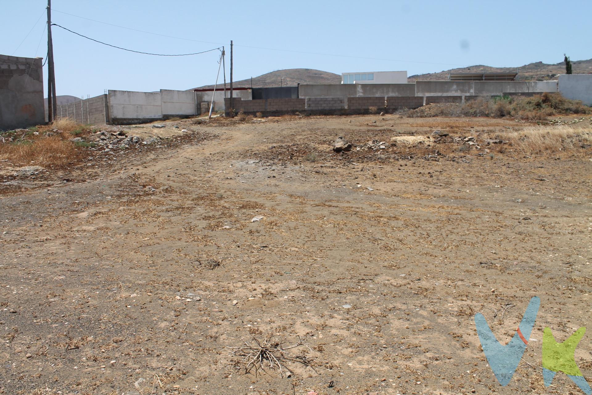 Si estás buscando un terreno rústico llano y de amplias dimensiones, no puedes dejar pasar la ocasión de visitar este excepcional terreno ubicado en Lomo Catela, Telde. Con una superficie total de 2794 m2, esta parcela es ideal para quienes buscan desarrollar cultivos o establecer un criadero de animales. Su suelo fértil ofrece múltiples posibilidades agrícolas y ganaderas que te permitirán hacer realidad tus proyectos al aire libre. Además, el acceso a la propiedad se realiza a través de un camino amplio que permite llegar cómodamente con vehículo particular. Este espacio versátil representa una inversión valiosa tanto por su ubicación como por las oportunidades que brinda para el desarrollo sostenible del sector agrario local.  El  terreno está registrado y catastrado.    ¡No pierdas la oportunidad! . Contáctanos hoy mismo para más información. Nota: En el precio no incluye los gastos de impuestos y demás gastos que legalmente correspondan al comprador del inmueble, sujeto a ITP del 6,5%. Base imponible: el mayor valor  entre 1) el precio de venta 2) valor de referencia catastral. Gastos Notaría y Registro  entre 800€ y 1000€ aproximadamente según aranceles. Financiación: gastos de hipoteca, tasación y gastos bancarios a cargo del comprador y según su necesidad y elección. Servicio de intermediación y honorarios de inmobiliaria a cargo del vendedor. Operación y condiciones de compraventa sujeta a aceptación expresa del vendedor. Para acceder a la información y documentación legalmente exigible por el consumidor contacten con nosotros. 