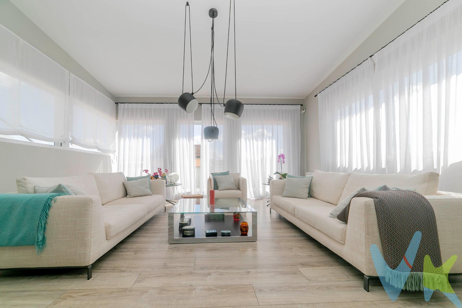 🏘️ Ubicado en una de las mejores zonas de Chamberí, con una conexión inmejorable y rodeado de todos los servicios, comercios y zonas verdes. Descubre una joya en el corazón de Madrid: un impresionante ático dúplex de 360 m2 que redefine el lujo y la exclusividad. 🏡 Distribución excepcional:. •	3 amplios dormitorios dobles, incluyendo una majestuosa suite principal con vestidor, baño privado con ducha y bañera, y un acogedor espacio de oficina. •	2 baños completos con diseño moderno y acabados de alta calidad. •	Cocina totalmente amueblada y equipada, con elegantes puertas correderas de cristal templado que la integran con el espectacular salón de más de 70 m2. •	Salón con dos ambientes diferenciados: zona de comedor y acogedora zona de estar, bañada en luz natural gracias a sus ventanales panorámicos. •	Terraza perimetral con acceso directo desde el salón, ideal para disfrutar del aire libre y de las vistas despejadas. •	Aire Acondicionado en todas las estancias. Calefacción central. Ascensor. Conserje. 🏙️ La joya de la vivienda: su terraza superior. En la planta alta, un oasis privado te espera: una terraza de ensueño con vistas 360º a Madrid. Disfruta de:. •	Un espectacular porche donde relajarte o recibir invitados. •	Una cocina exterior completamente equipada para tus celebraciones. •	Un cuarto de baño para mayor comodidad. •	El lugar perfecto para organizar inolvidables fiestas veraniegas, noches de descanso bajo las estrellas y barbacoas con la ciudad a tus pies. 🏢 Estudio independiente, perfecto para tu hijo adolescente o alquilar, familiares/huéspedes o empleados del hogar. Además, la vivienda cuenta con un estudio independiente con:. •	Cocina americana totalmente equipada. •	Baño completo con acabados de alta calidad. •	Salón-dormitorio funcional y acogedor. •	Terraza privada de 40m² con espectaculares vistas de todo Madrid, ideal para relajarse y desconectar. 🚀 Si buscas una propiedad exclusiva, espaciosa y con las mejores vistas de Madrid, ésta es tu oportunidad!. ✨ Llama ahora y ven a visitar el cielo de Madrid. ✨ . El precio publicado no incluye el mobiliario ni la decoración, ni los impuestos, ni los honorarios derivados del servicio de compra. El comprador asumirá, además del precio de compraventa, un coste adicional del 3 % del precio del inmueble en concepto de servicio de gestión, asesoramiento y acompañamiento en todo el proceso de compra; un 6 % correspondiente al Impuesto de Transmisiones Patrimoniales (ITP); los gastos de notaría, que supondrán aproximadamente entre un 0,2 % y un 0,5 % del valor de la vivienda; y los gastos de inscripción en el Registro de la Propiedad, estimados entre un 0,1 % y un 0,25 % del precio de compraventa. ** Los metros útiles indicados son aproximados. 