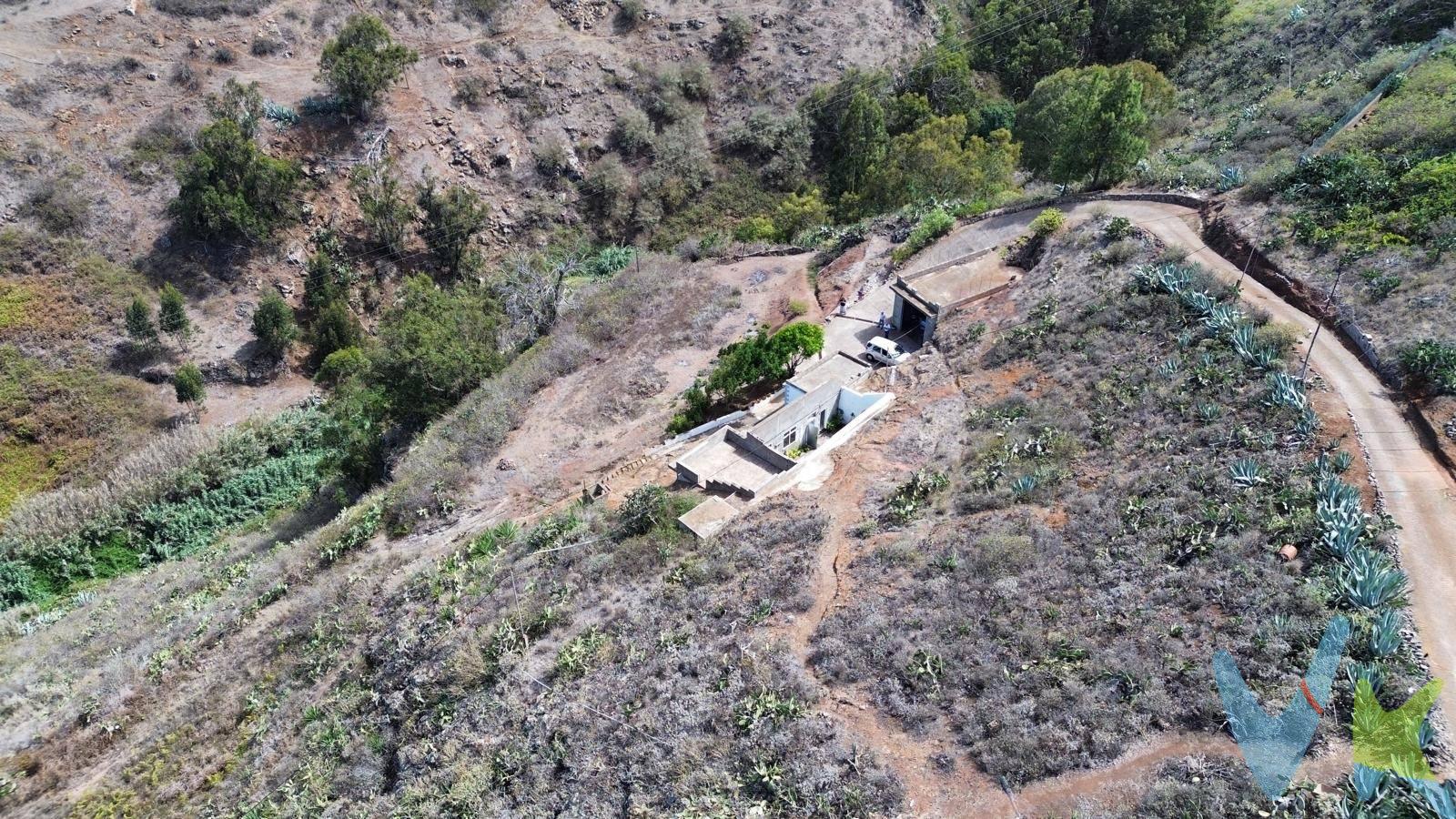 . VENDEMOS Casa con cuevas, terrenos, almacén, cuevas vírgenes y espacios abiertos para terrazas. ¡Si lo que buscas es independencia y tranquilidad, aquí está tu casa!. Con total independencia, en una zona de solana, disponemos, en venta, de ésta magnifica casa cueva con terrenos. La propiedad dispone de una construcción en bloque, que ahora hace las funciones de garaje o almacén, una estancia en cueva virgen con ventilación, para inventar el uso, que puede ser zona de bodega, comedor, cocina, despensa,.. Y la estancia principal que consta de una construcción externa y 5 cuevas comunicadas entre sí, con un patio abierto. La propiedad te invita a imaginar su futuro de muchas maneras. La vivienda tiene entrada privada y acceso a todos los terrenos desde ella, está perfectamente diferenciada y la documentación está inscrita en el Registro de la Propiedad. . DATOS EXTRA DE LA FINCA: . Parcela completa: 23.462,46m². Casa Cueva, con una superficie total del suelo que ocupa:  172,78m². Superficie total construida: 104m². Superficies separadas:. Garaje: 53,81m². Bodega: 19.26m². Estancias: 34.55m². Superficie de la cueva: 57,59m². Patio: 48,26m². NOTA: El precio de venta No incluye impuestos propios de la transmisión, gastos de notaría, registro, ni cualquier otro que según ley pueda corresponder al comprador. Los datos expuestos son meramente orientativos y se encuentran sujetos a errores u omisiones involuntarias. 