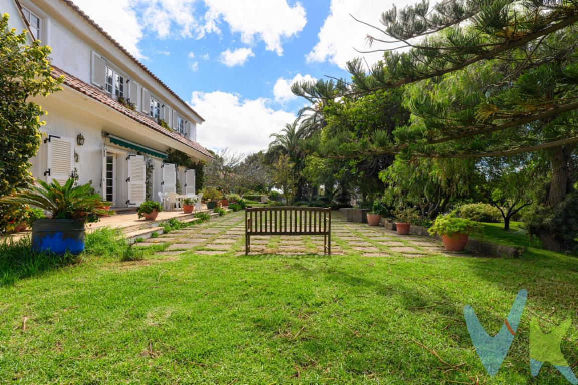 Te presentamos esta impresionante y majestuosa casa en el idílico Monte Lentiscal, en Tafira. Con más de 1.000 m² de espacio y una extensa parcela de más de 4.000 m², ésta propiedad de ensueño te ofrece una experiencia de vida sin igual.  Con una ubicación inmejorable, en esta vivienda estarás rodeado de la serenidad y tranquilidad que sólo se encuentra en esta exclusiva zona, al tiempo que disfrutarás de un fácil acceso a todos los servicios y comodidades que puedas necesitar. Los exteriores de esta propiedad son simplemente asombrosos. Podrás deleitarte en los amplios jardines, sumergirte en la refrescante piscina, disfrutar de un relajante solarium con baños, practicar deportes en la zona destinada al tenis y pasar agradables momentos de ocio al aire libre. Aquí, podrás disfrutar al máximo de la vida al aire libre. En el interior, esta casa, brinda una excelente oportunidad para adaptarla a tus gustos y necesidades. Sus más de mil metros cuadrados se distribuyen en dos plantas, con espacio de sobra para que tú y tu familia se sientan verdaderamente cómodos. Descubre 5 habitaciones dobles, dos baños completos, una espectacular cocina, un amplio salón y sala de estar, una zona de lavado, un garaje con capacidad para 3 vehículos, una bodega y todo lo necesario para que vivas y disfrutes momentos inolvidables junto a tu familia. Los amplios espacios y la abundante luz natural que inunda cada rincón de esta maravillosa vivienda crean una atmósfera cálida y acogedora. Sin importar en qué habitación te encuentres, siempre te sentirás invadido por esa sensación de tranquilidad y confort que tanto anhelas en tu hogar. No dejes escapar esta oportunidad única de convertir esta casa en tu hogar de ensueño. Imagina las infinitas posibilidades de personalización y diseño que tendrás a tu disposición. Crea el espacio perfecto para ti y los tuyos, en un entorno verdaderamente excepcional. Agenda una visita ahora y comienza a imaginar cómo sería la vida en esta impresionante propiedad. ¡Permítenos guiarte en este emocionante viaje hacia tu nuevo hogar!. Los gastos e impuestos derivados de la compraventa no están incluidos en el precio